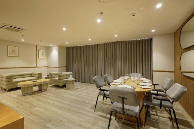 Suite Room (20% Off on Meal Upgrade,20 % Discount on Laundry and Complimentary Welcome Drink on arrival) Suite Room (20% Off on Meal Upgrade,20 % Discount on Laundry and Complimentary Welcome Drink on arrival)