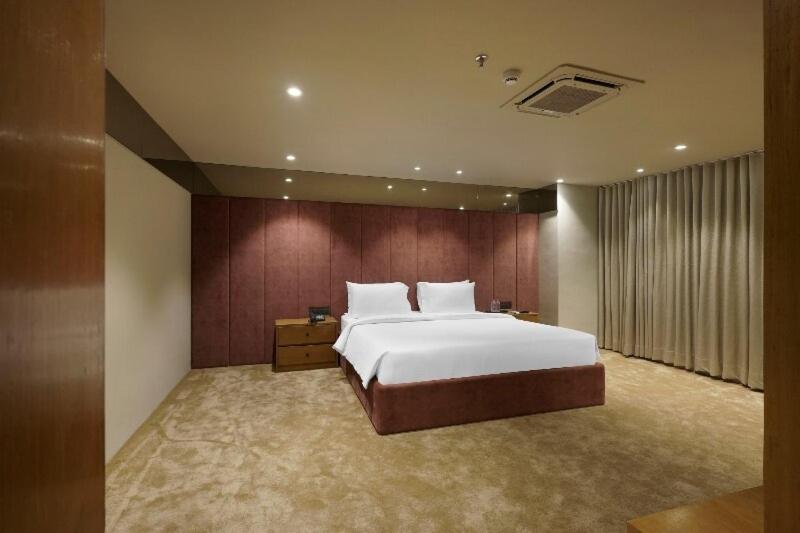 Suite Room (20% Off on Meal Upgrade,20 % Discount on Laundry and Complimentary Welcome Drink on arrival) Suite Room (20% Off on Meal Upgrade,20 % Discount on Laundry and Complimentary Welcome Drink on arrival)