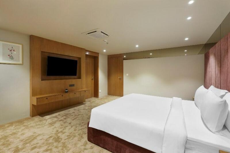 Suite Room (20% Off on Meal Upgrade,20 % Discount on Laundry and Complimentary Welcome Drink on arrival) Suite Room (20% Off on Meal Upgrade,20 % Discount on Laundry and Complimentary Welcome Drink on arrival)