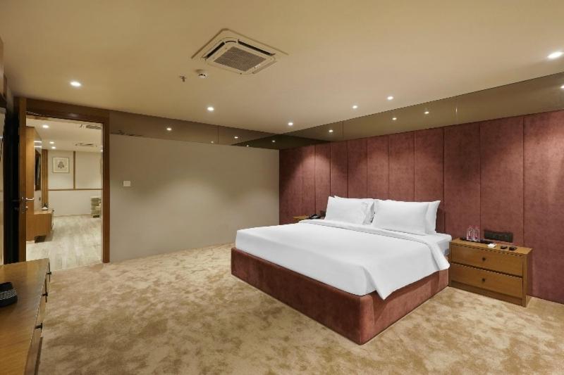 Suite Room (20% Off on Meal Upgrade,20 % Discount on Laundry and Complimentary Welcome Drink on arrival) Suite Room (20% Off on Meal Upgrade,20 % Discount on Laundry and Complimentary Welcome Drink on arrival)