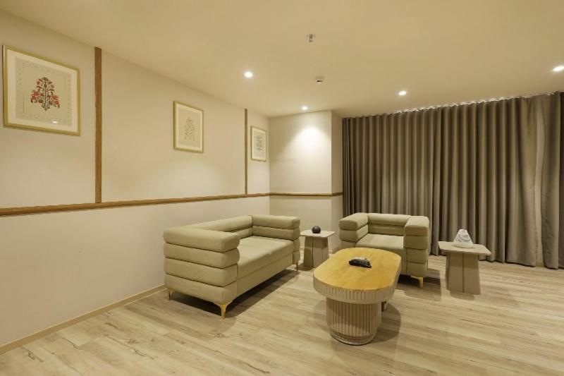 Suite Room (20% Off on Meal Upgrade,20 % Discount on Laundry and Complimentary Welcome Drink on arrival) Suite Room (20% Off on Meal Upgrade,20 % Discount on Laundry and Complimentary Welcome Drink on arrival)