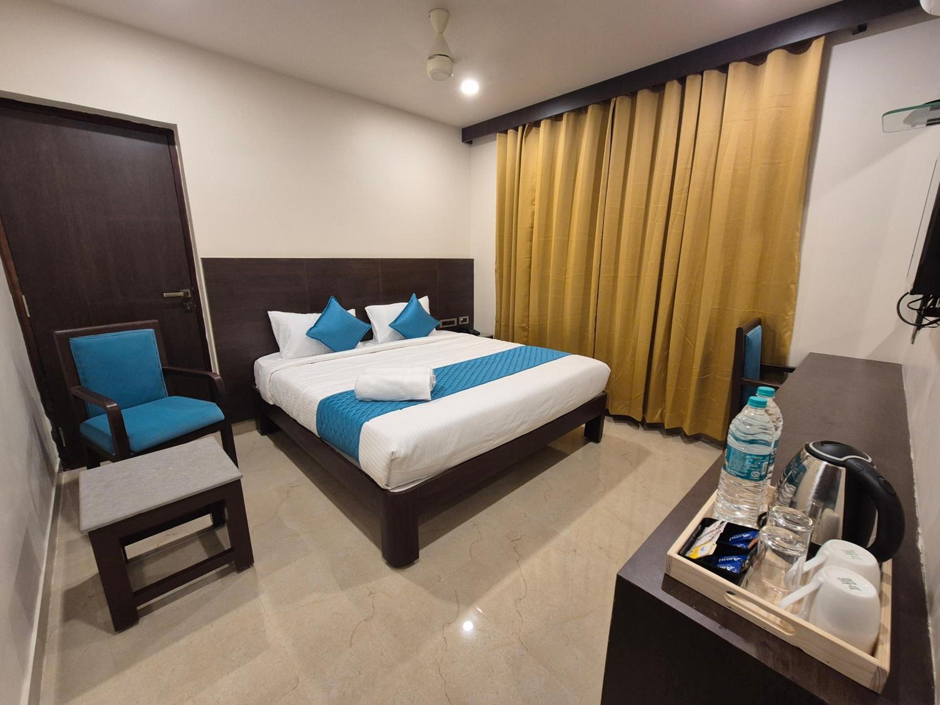 Deluxe King Room - Photo 5