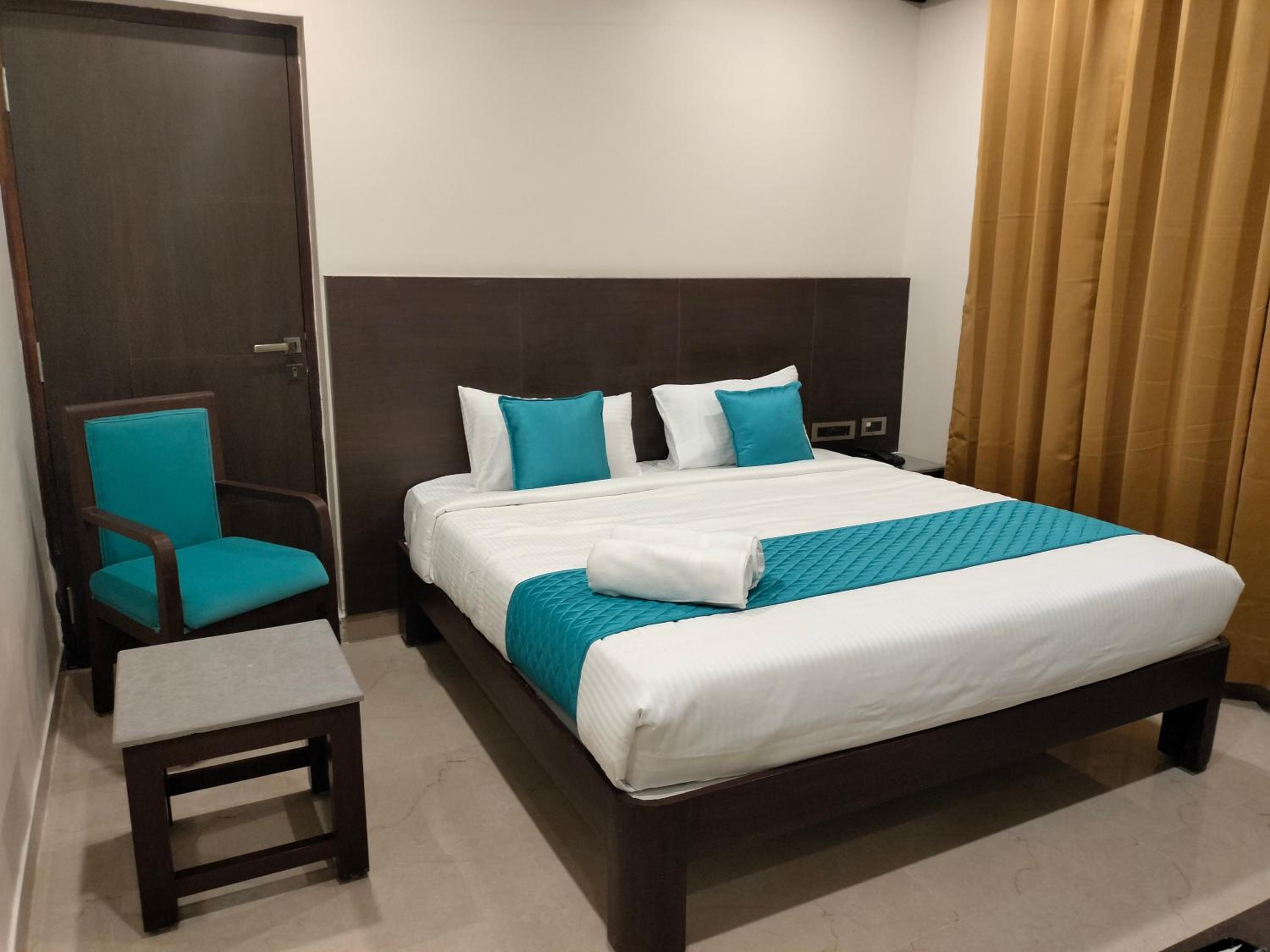 Deluxe King Room - Photo 4