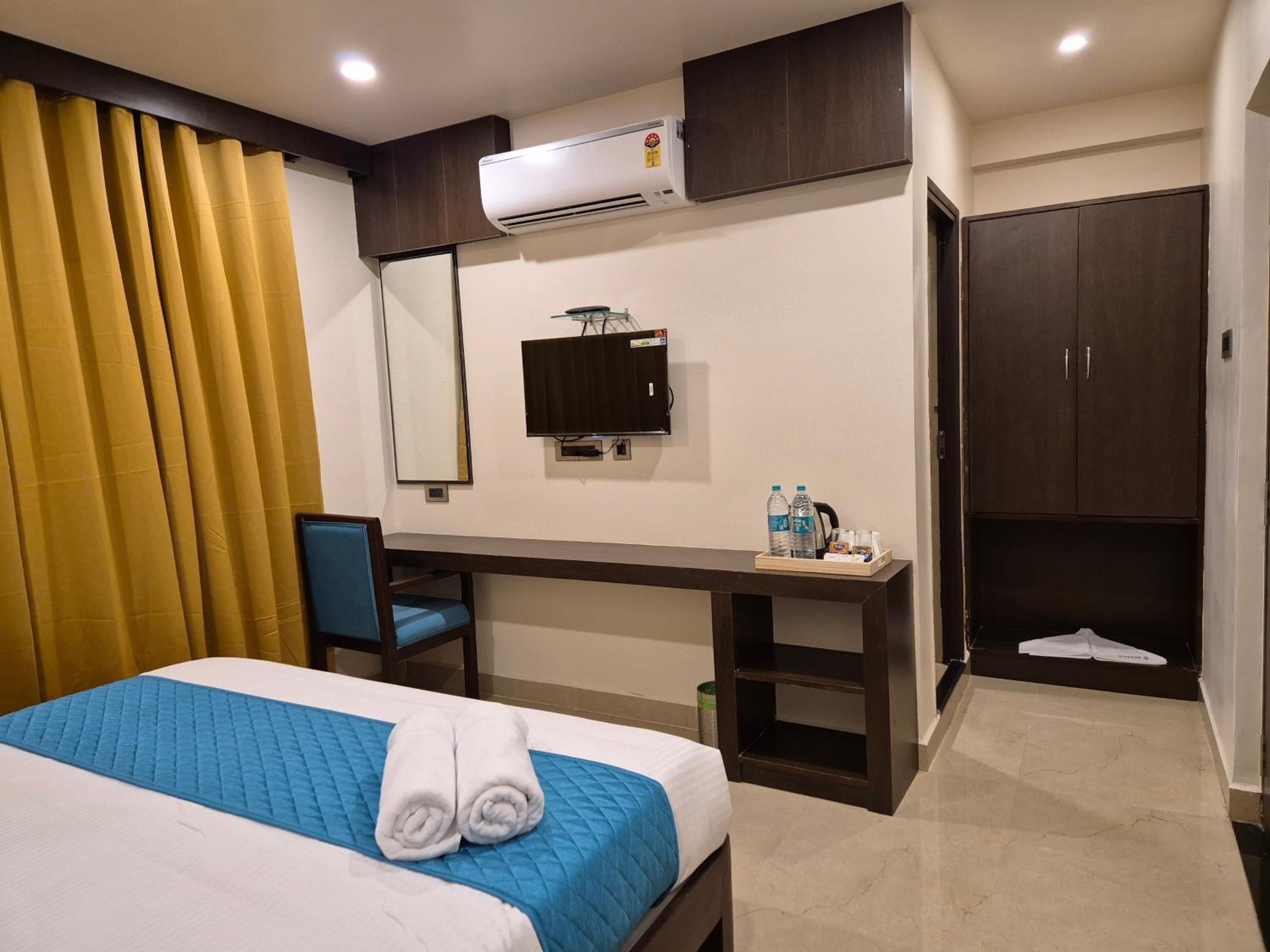 Deluxe King Room - Photo 3