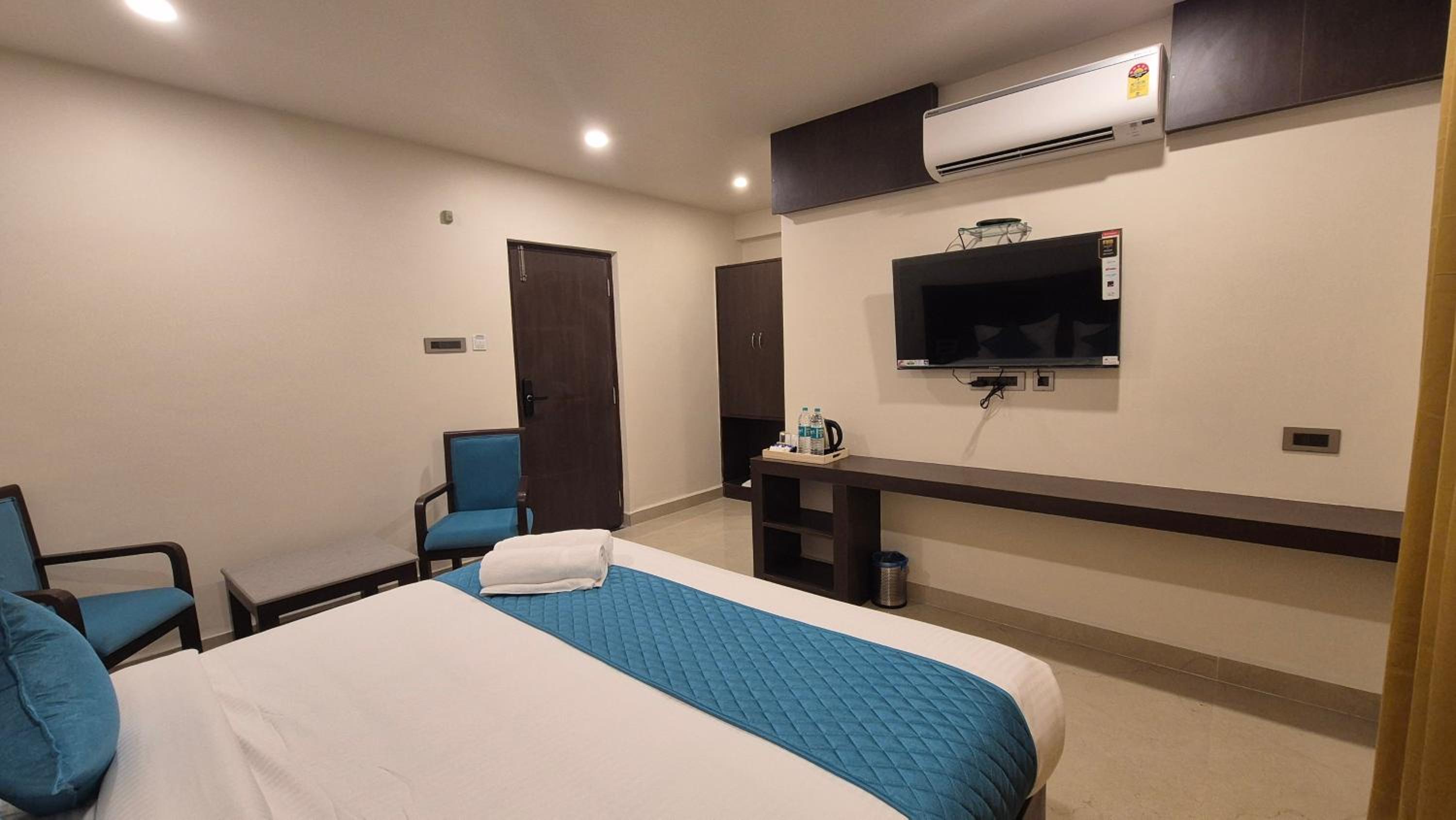 Superior King Room - Photo 7