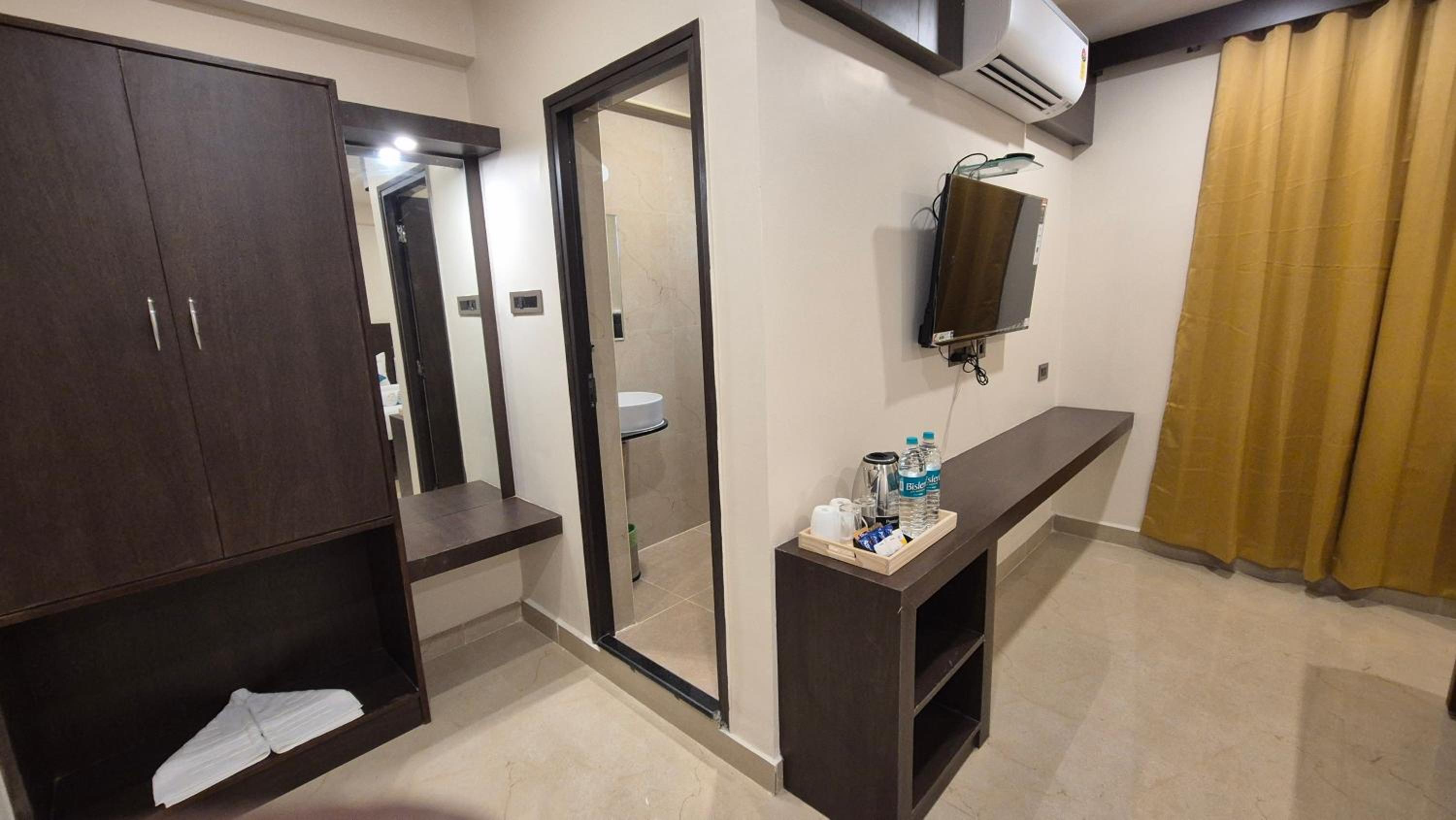 Superior King Room - Photo 11