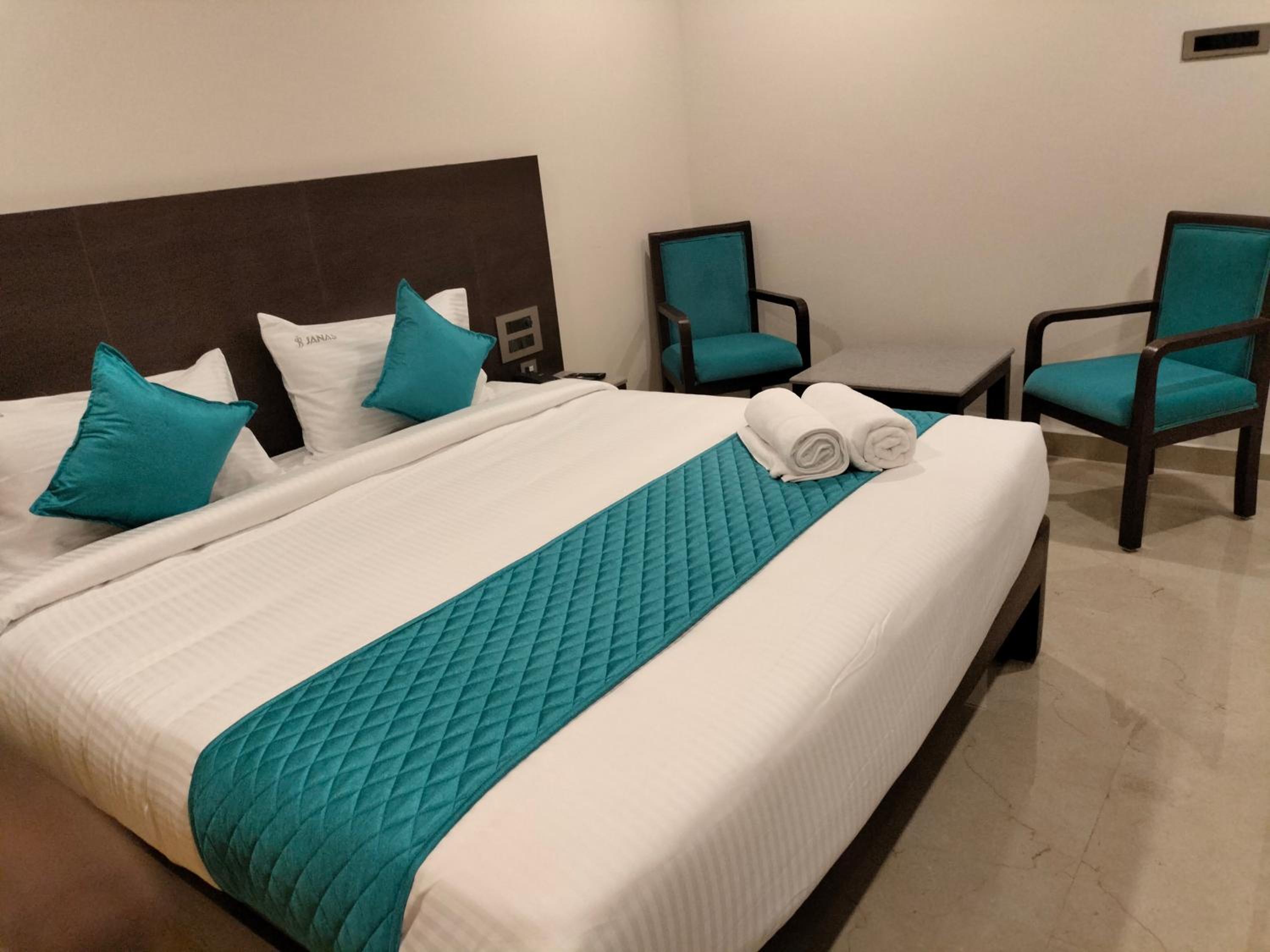 Superior King Room - Photo 10