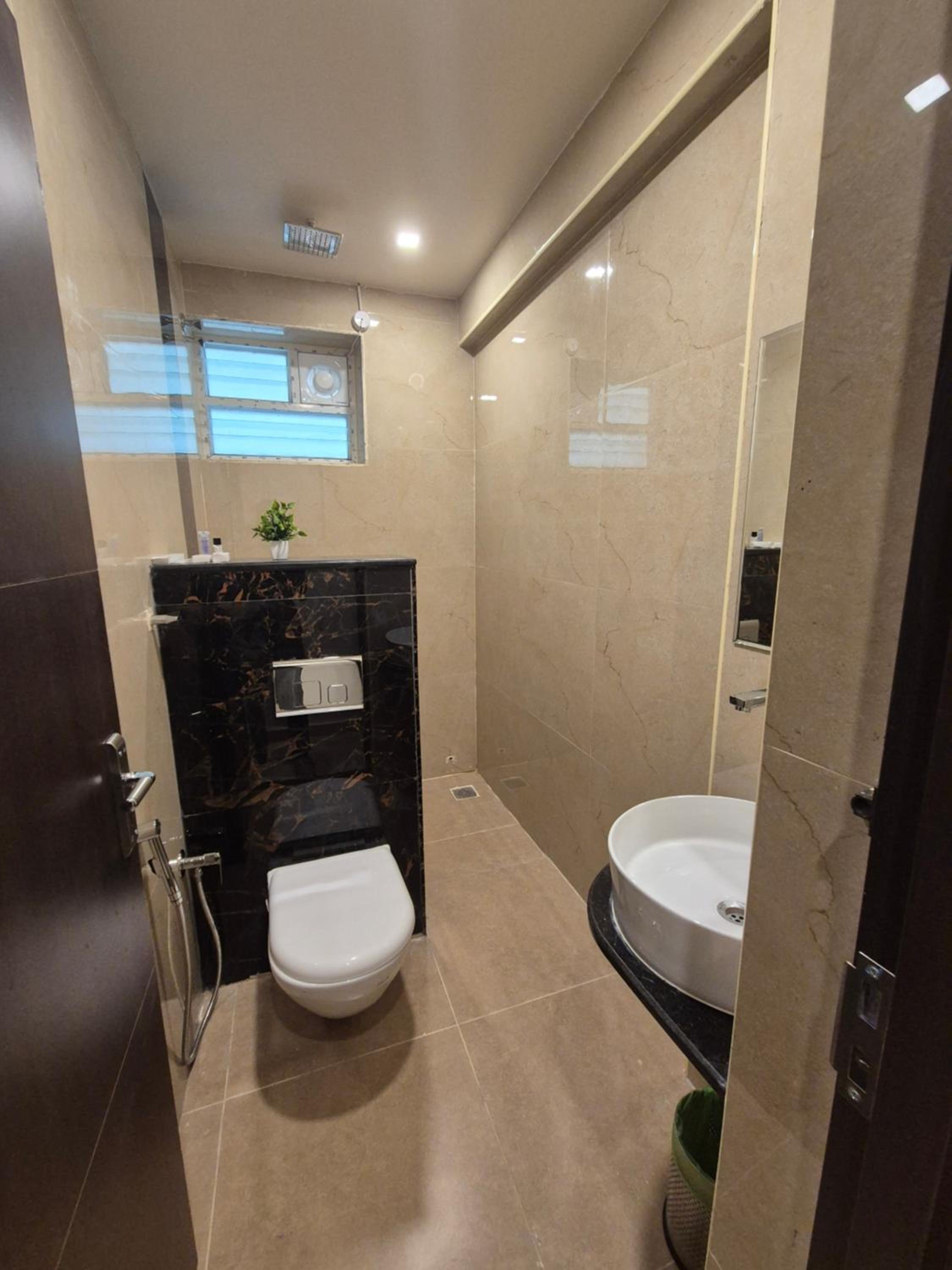 Deluxe King Room - Photo 13