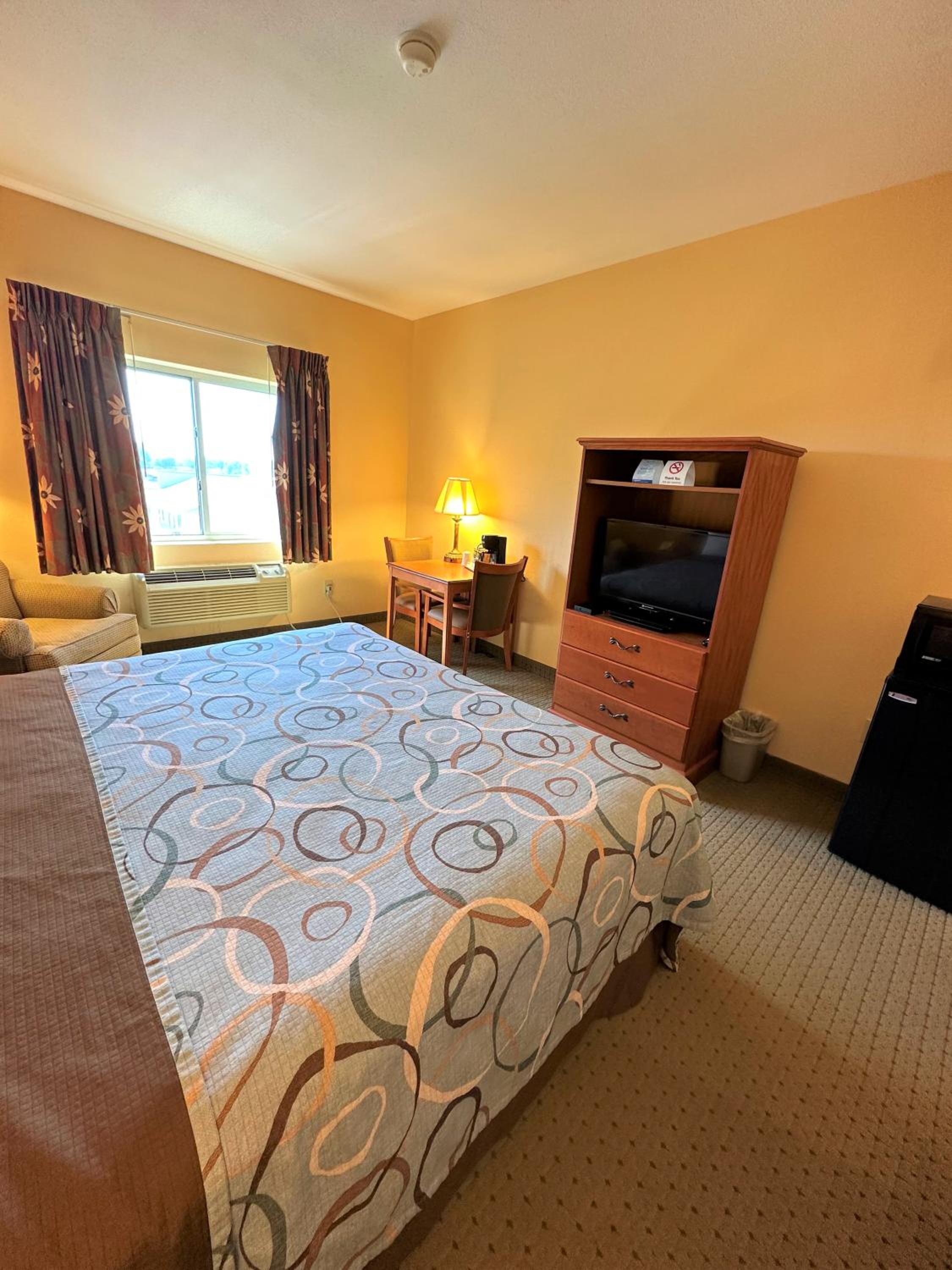 King Room - Non-Smoking - Photo 6