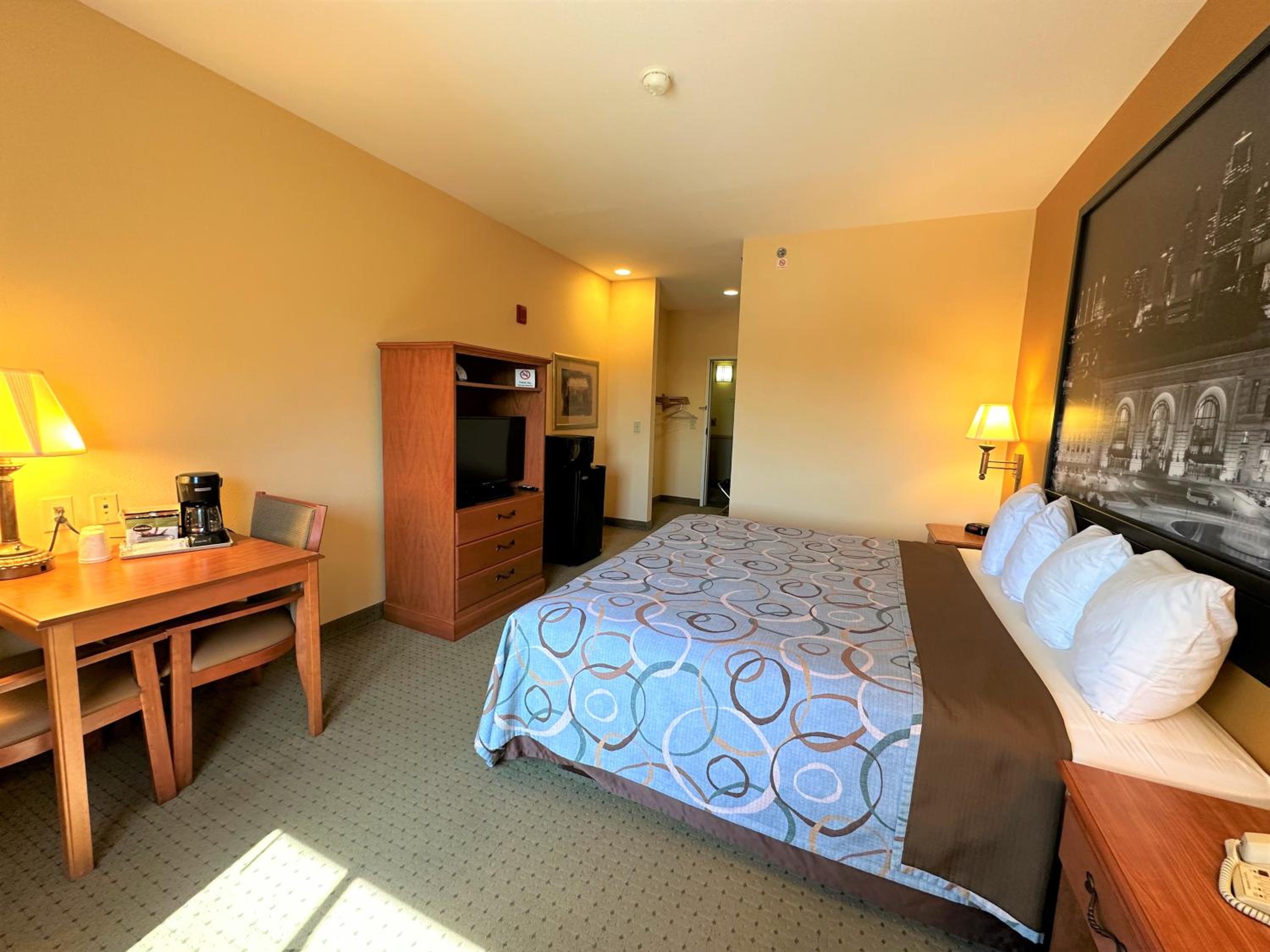 King Room - Non-Smoking - Photo 7