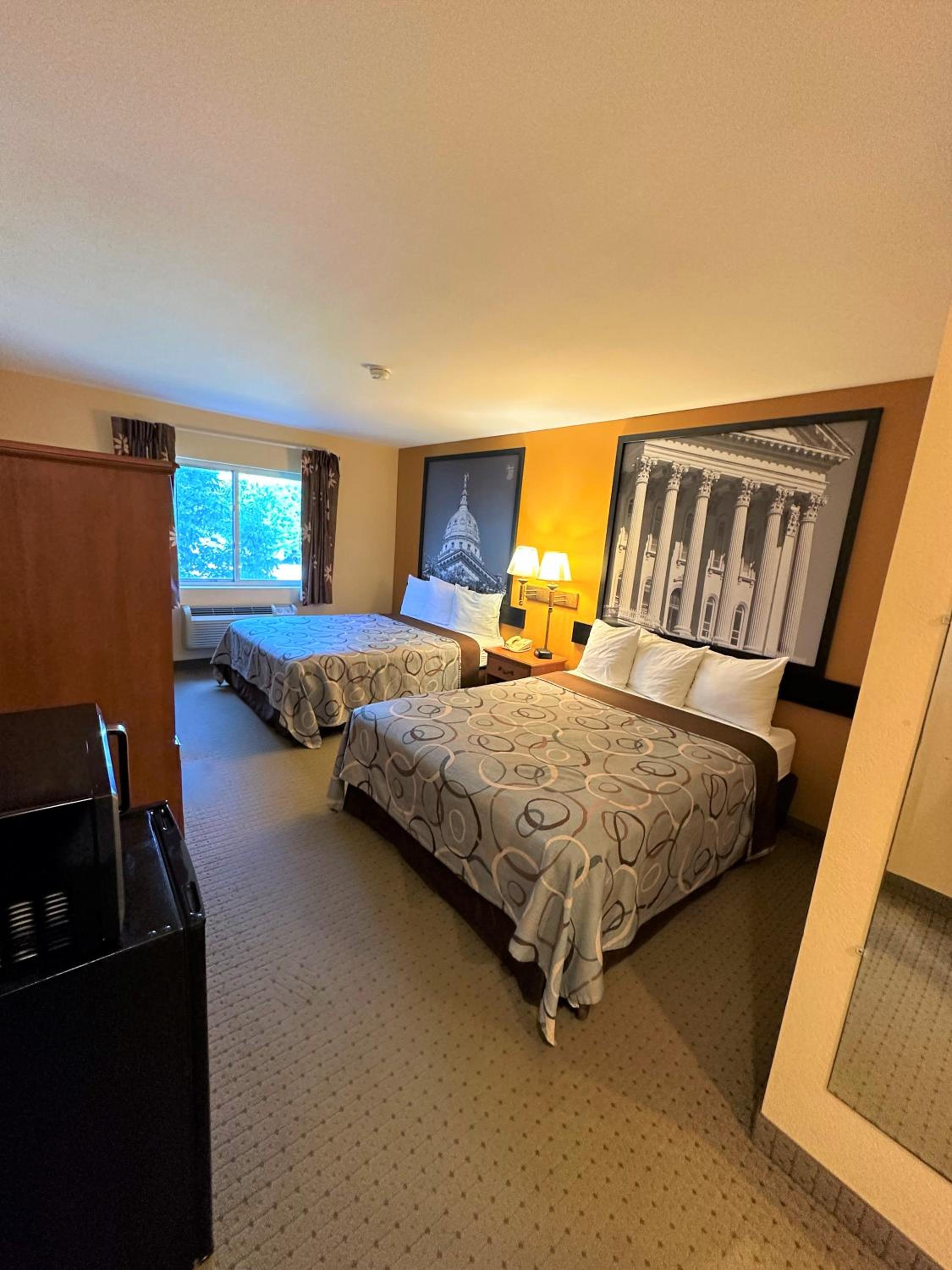 Queen Room with Two Queen Beds - Non-Smoking - Photo 6