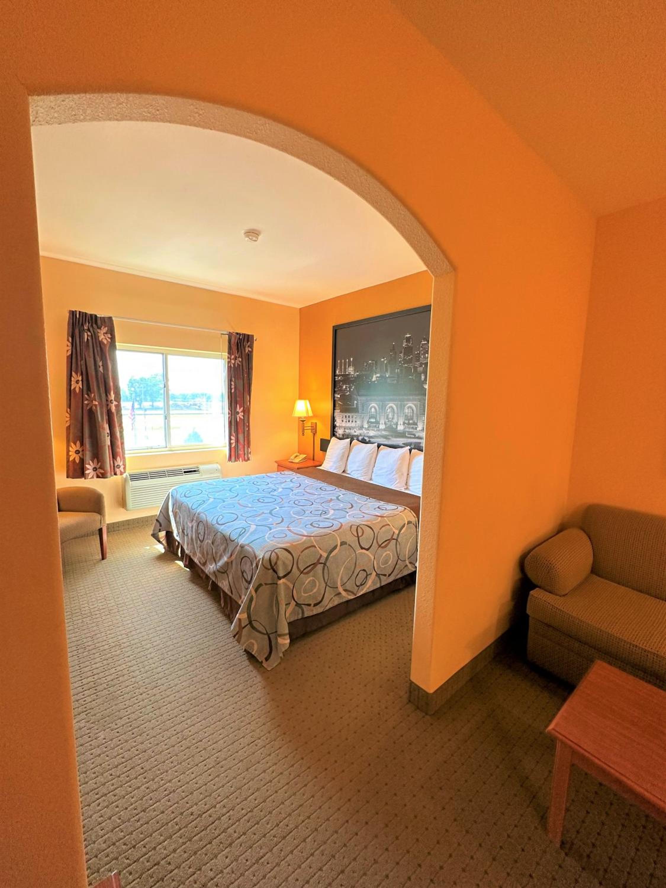 King Suite - Non-Smoking - Photo 4