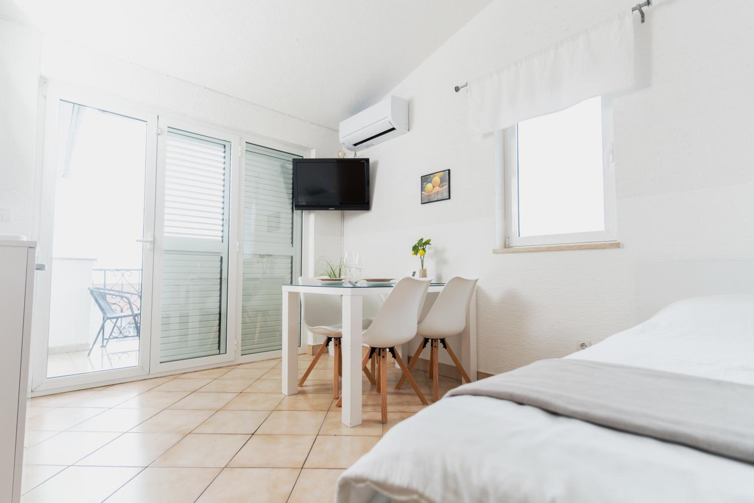 One-Bedroom Apartment with Balcony and Sea View photo 1