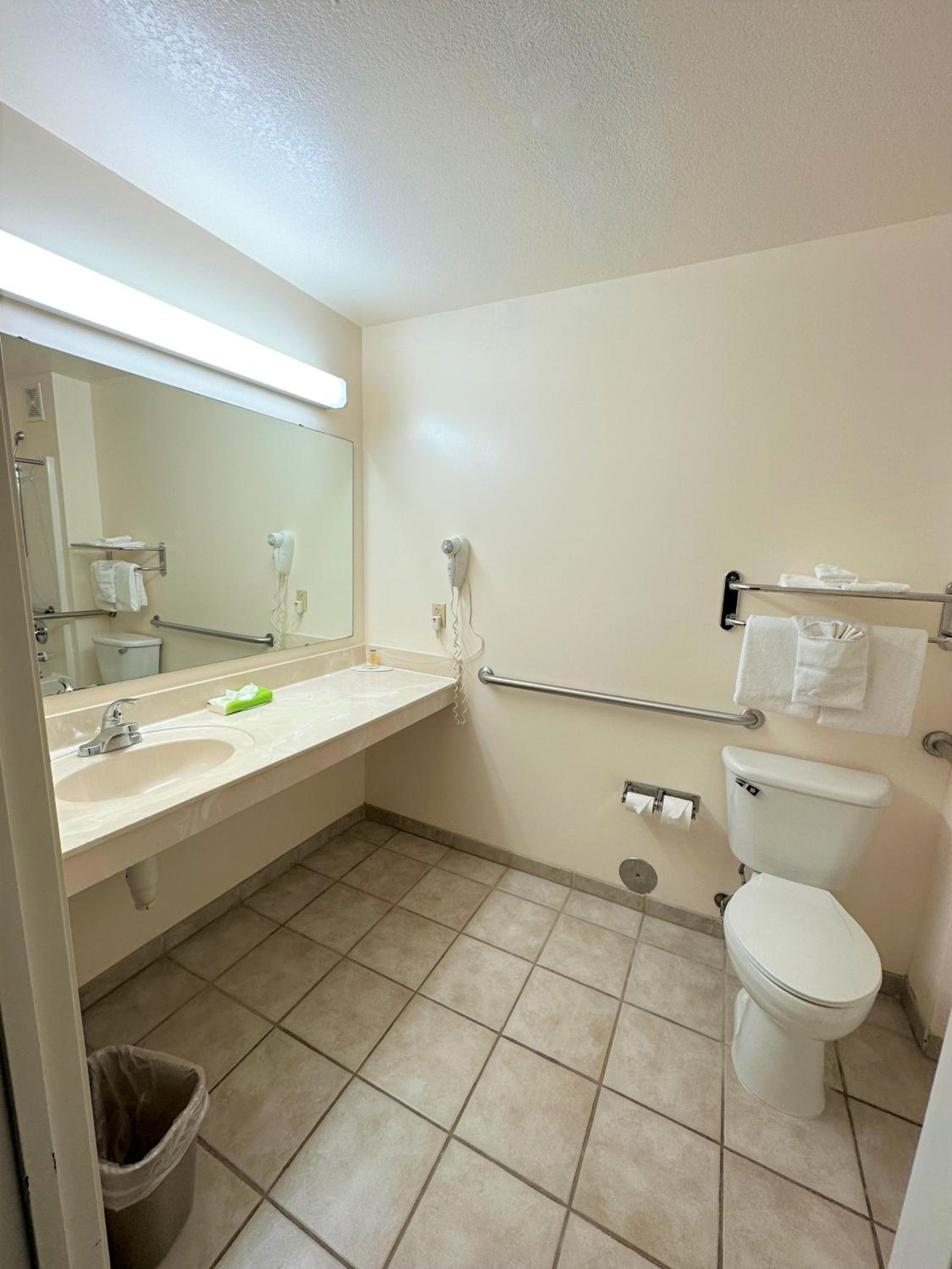 King Room - Disability Access - Non-Smoking - Photo 6