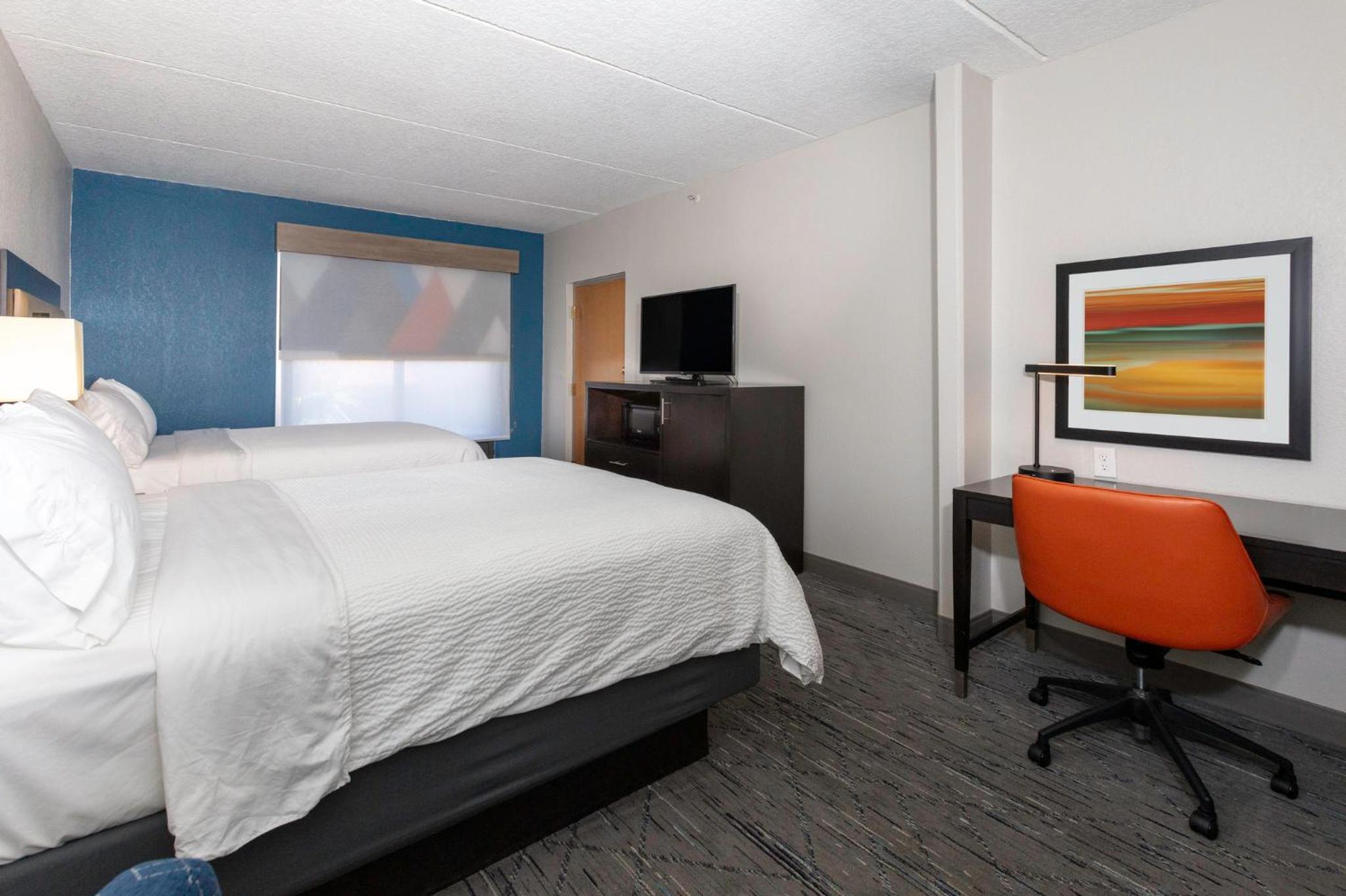 Standard Room with Two Queen Beds - Photo 2