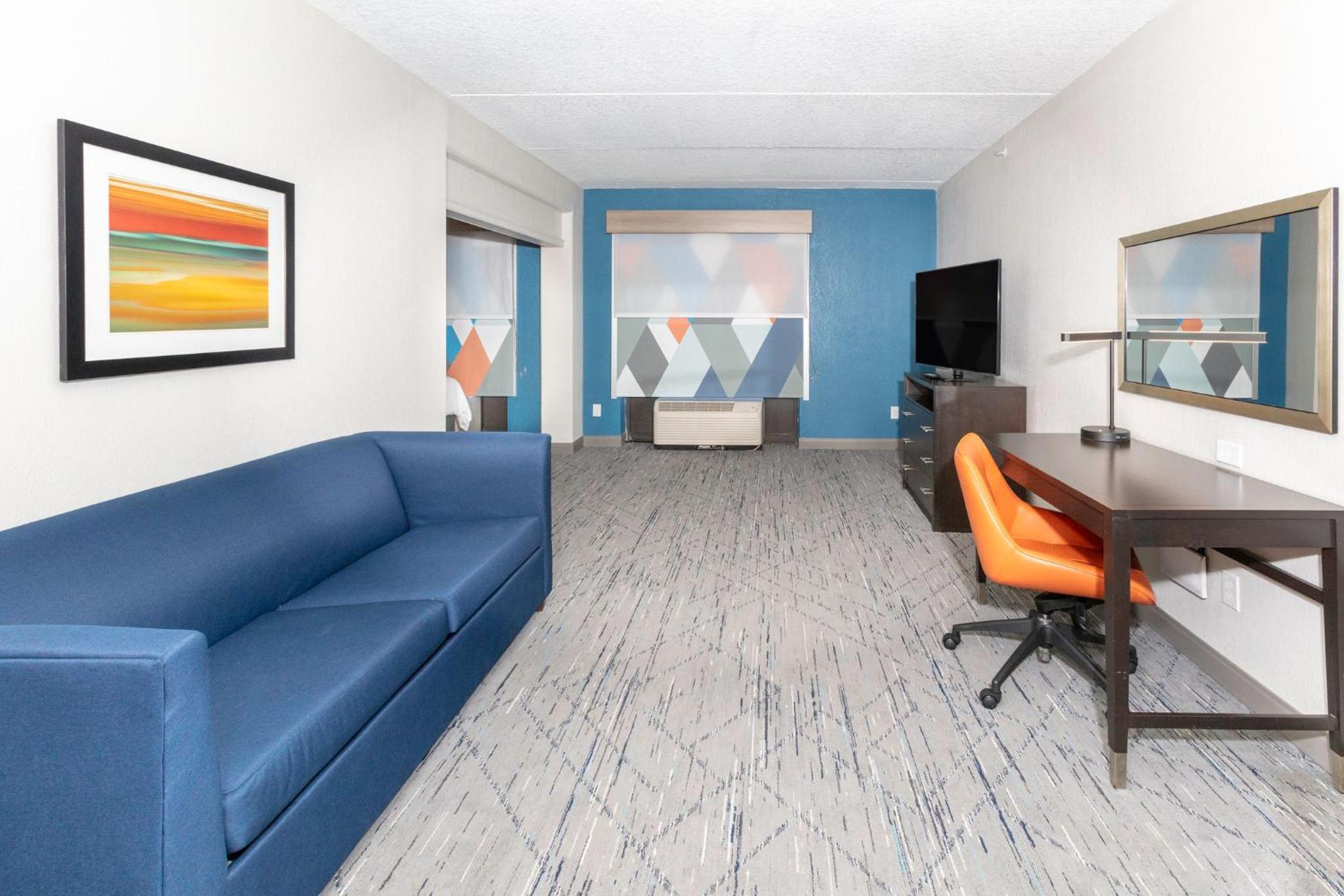 Queen Suite with Sofa Bed - Photo 2