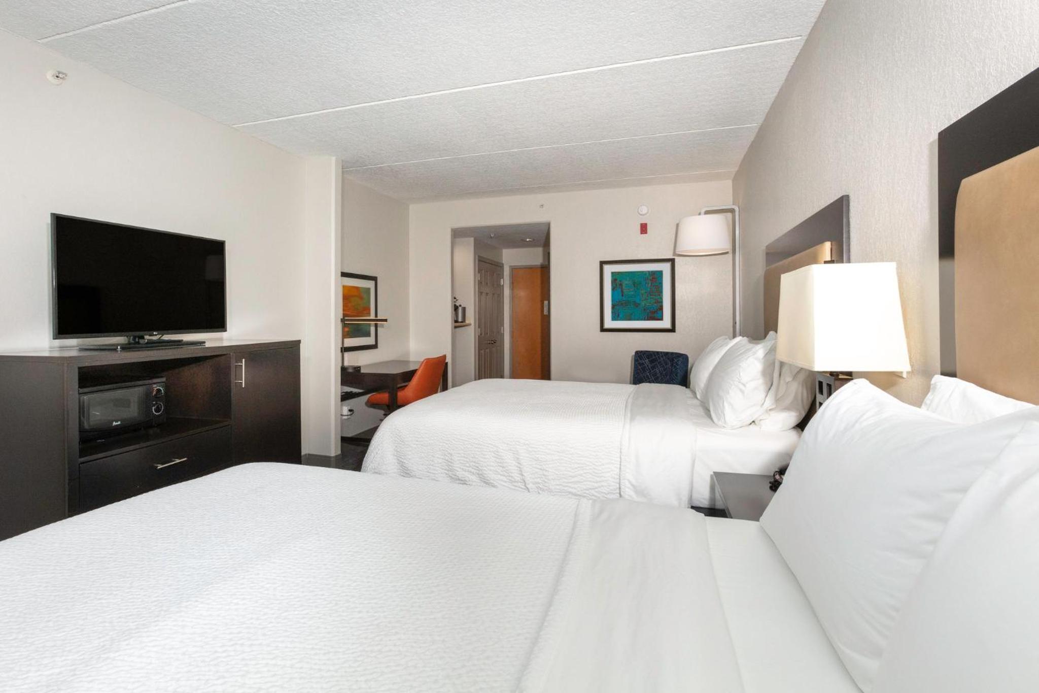 Standard Room with Two Queen Beds - Photo 3