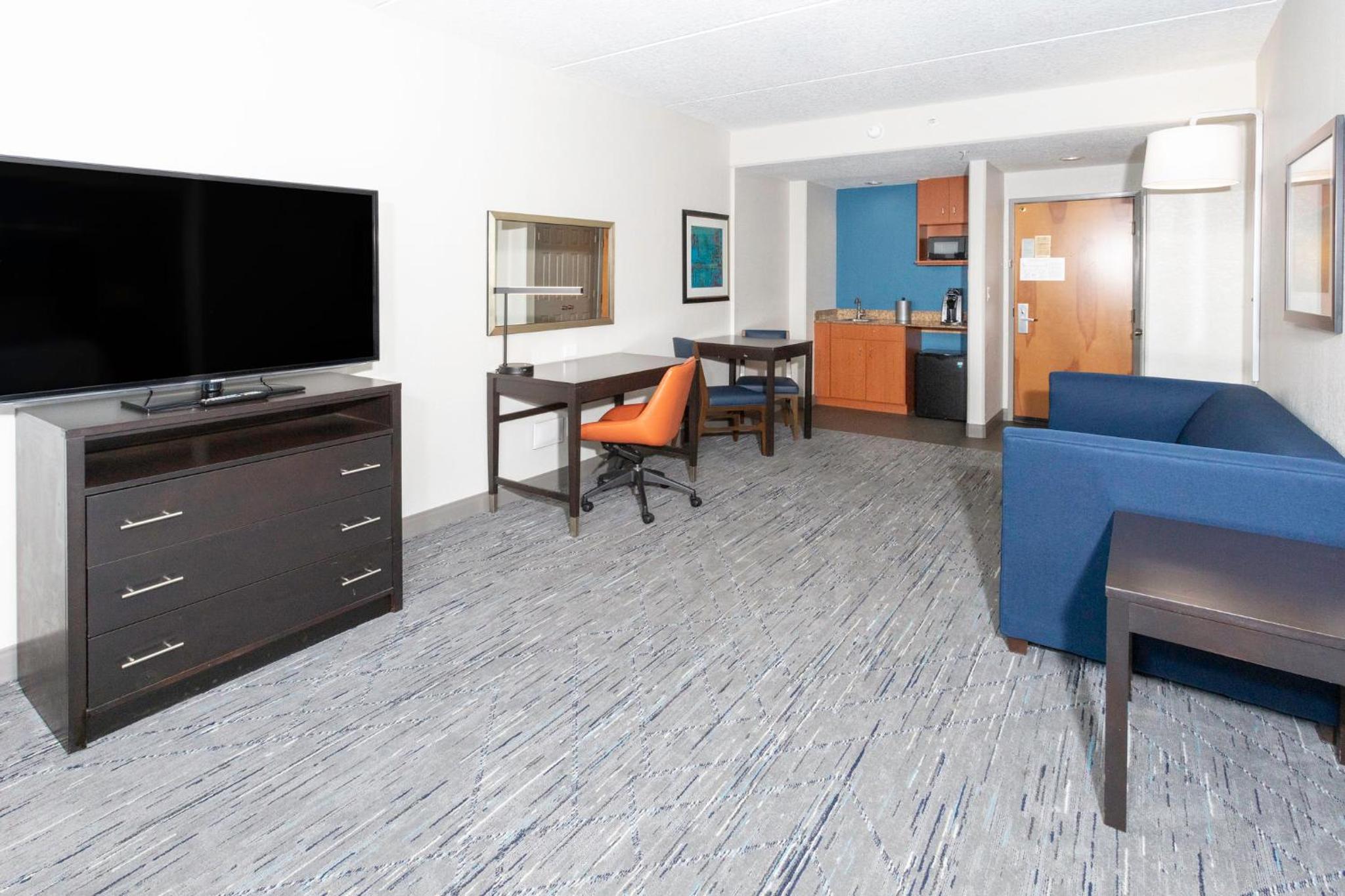 Queen Suite with Sofa Bed - Photo 10