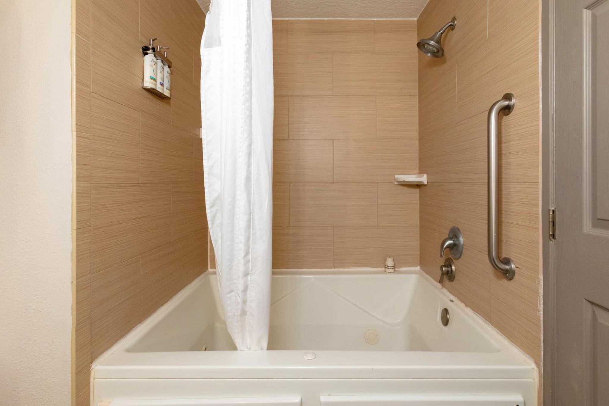 King Suite with Spa Bath - Non-Smoking - Photo 5