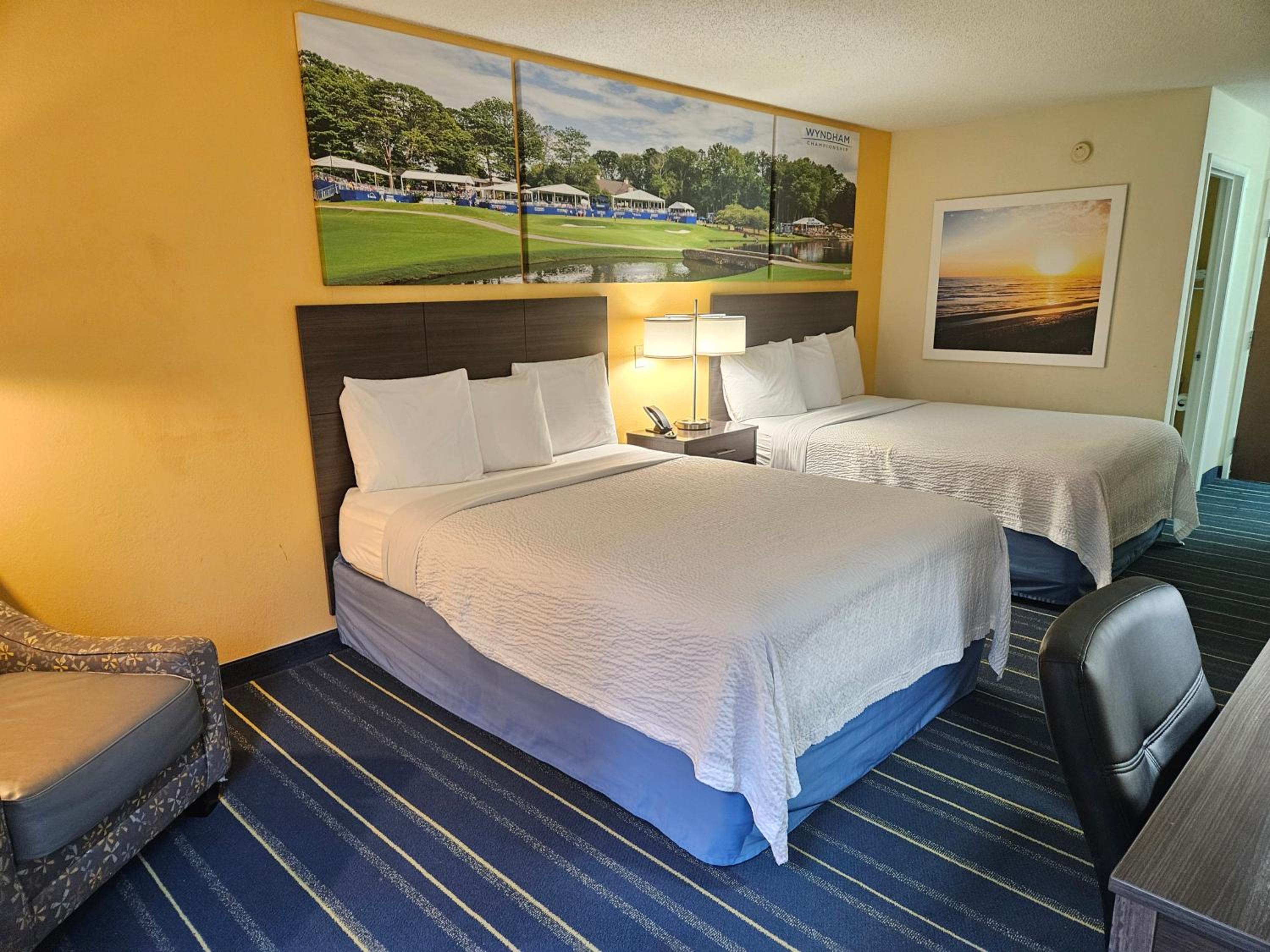 Queen Room with Two Queen Beds - Non-Smoking - Photo 2