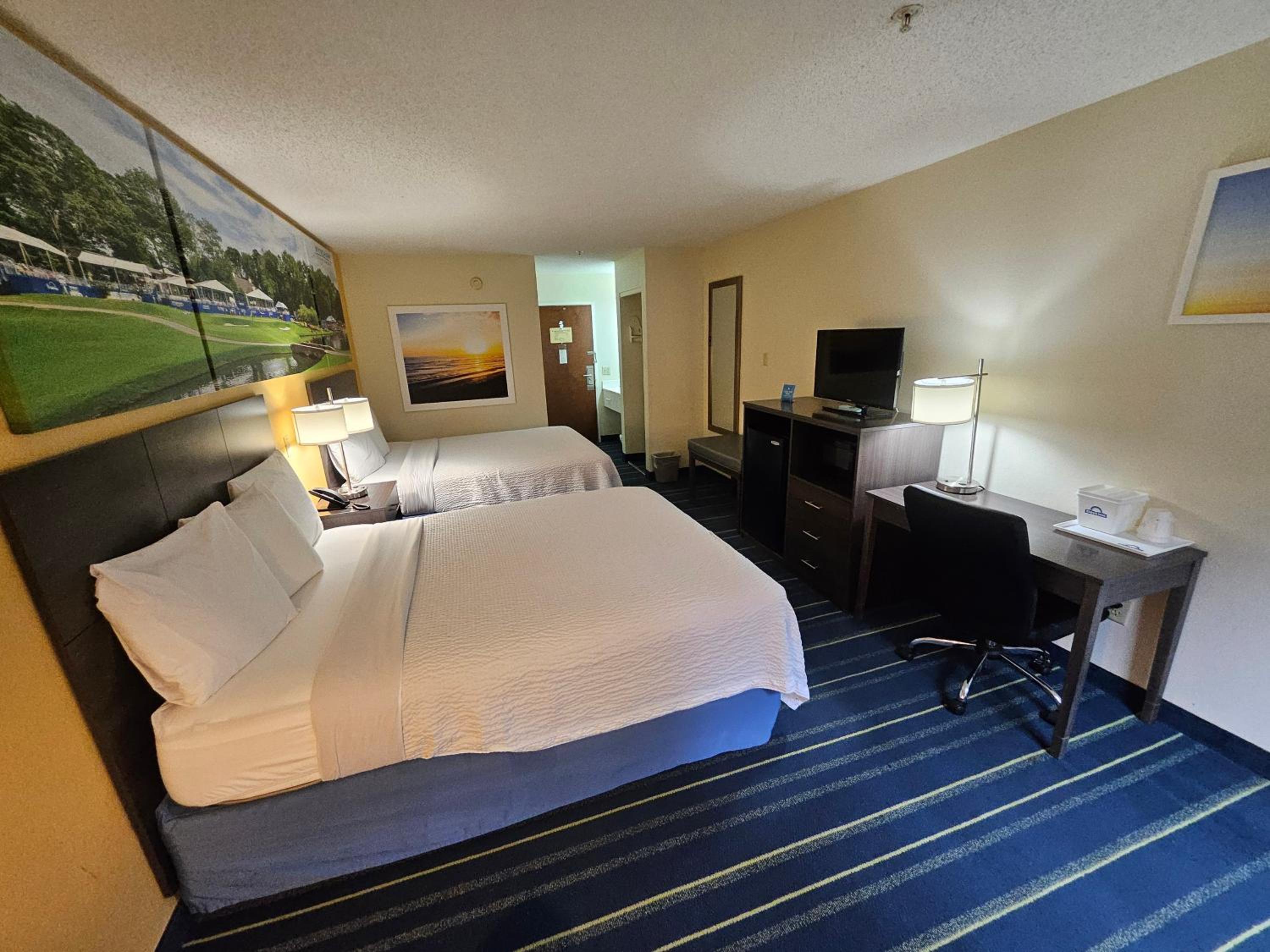 Queen Room with Two Queen Beds - Non-Smoking - Photo 4