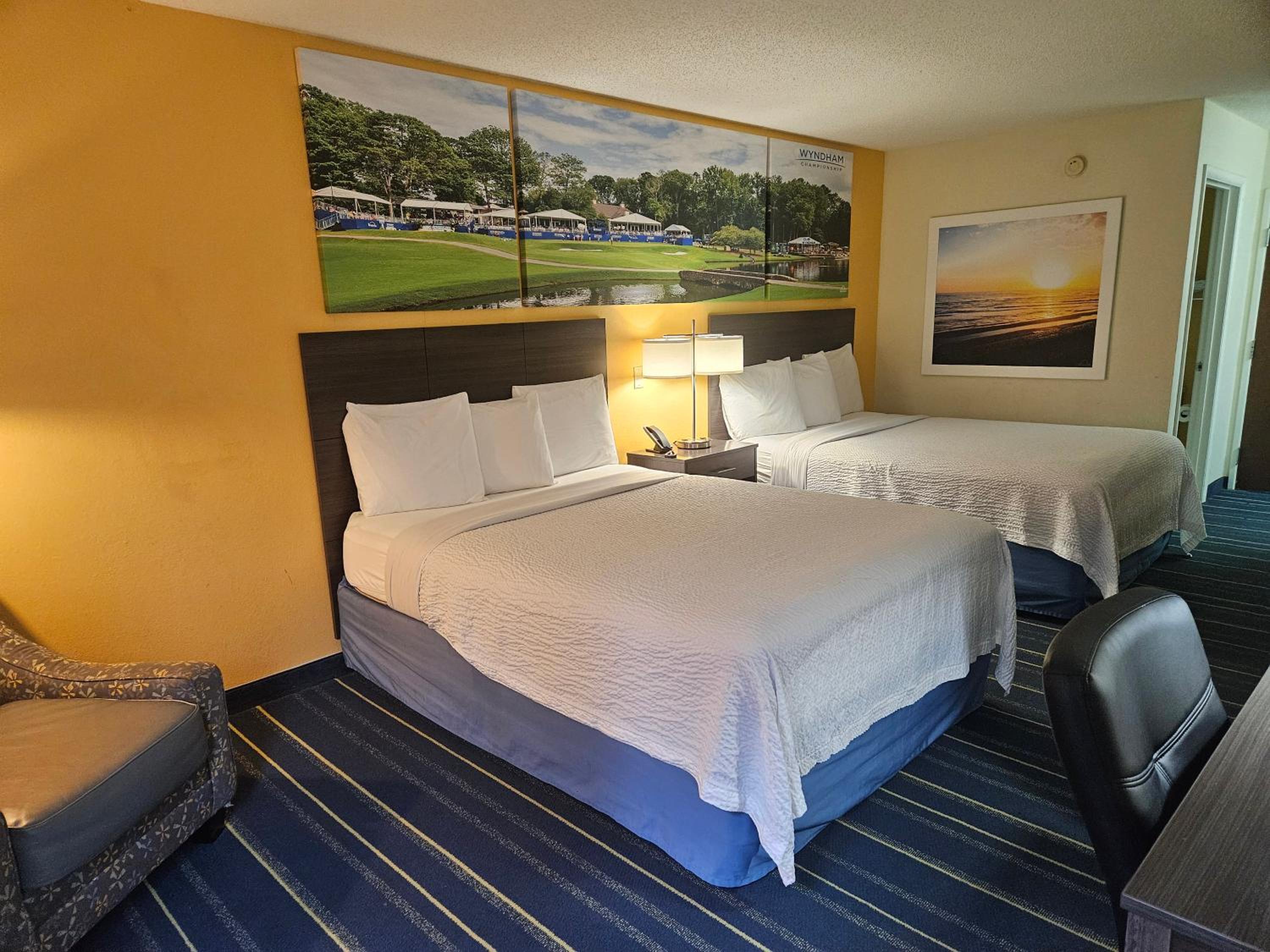 Queen Room with Two Queen Beds - Non-Smoking - Photo 3