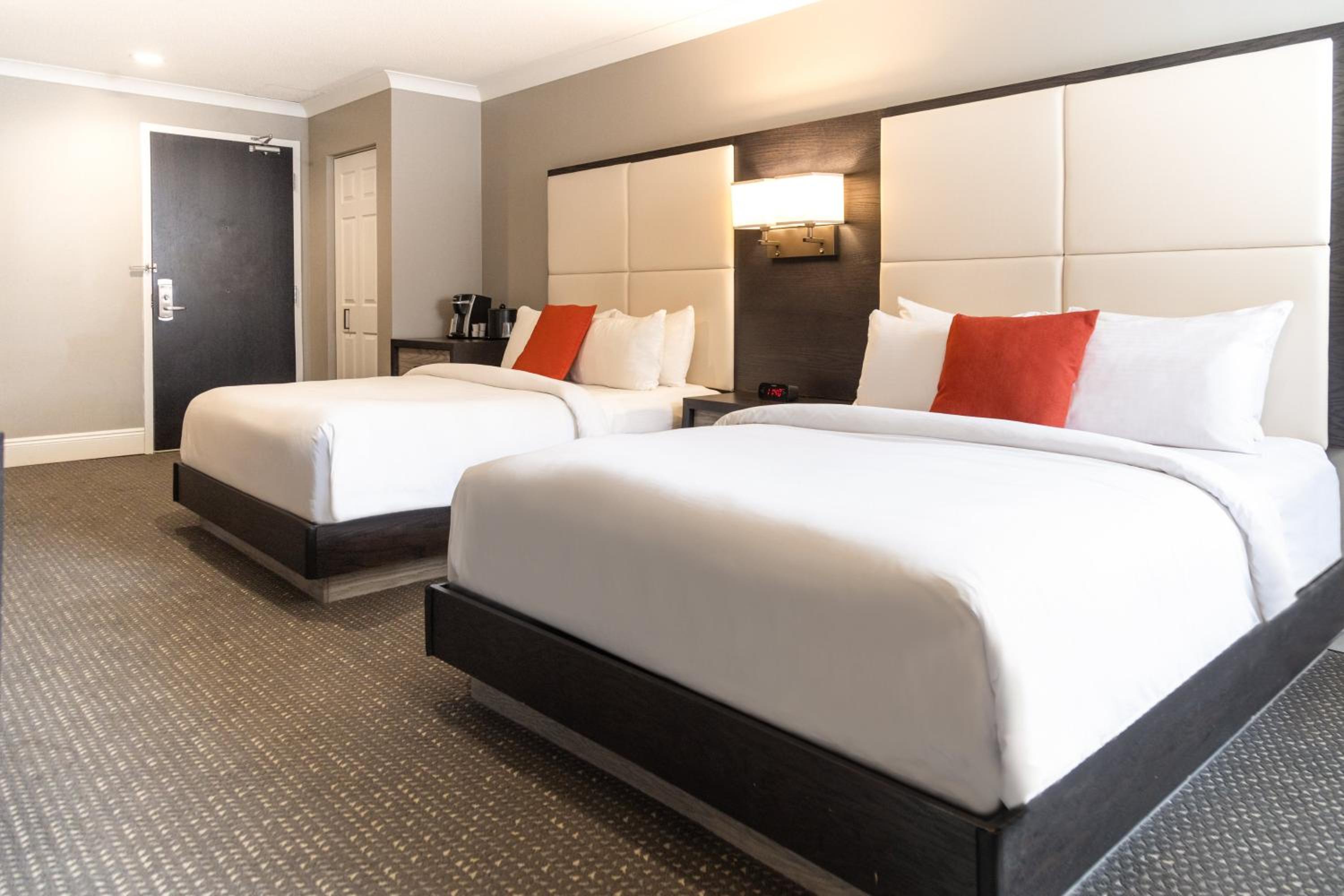 Standard Room with Two Queen Beds - Photo 5