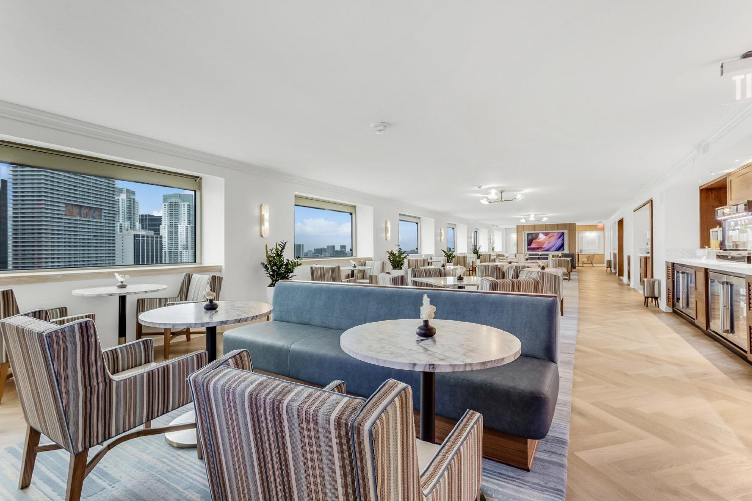 Classic King Room with Ocean View and Club Lounge Access