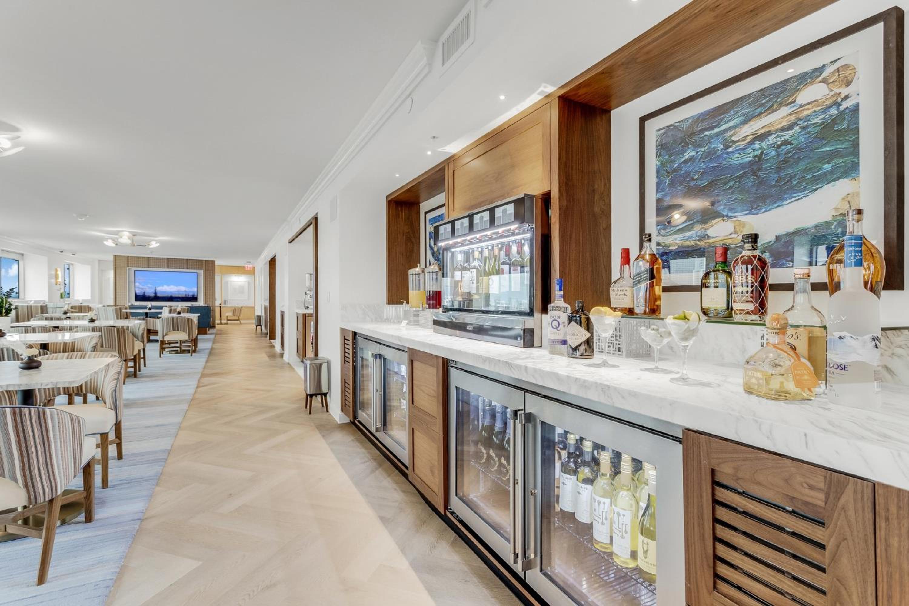 Classic King Room with Skyline View and Club Lounge Access thumbnail 5