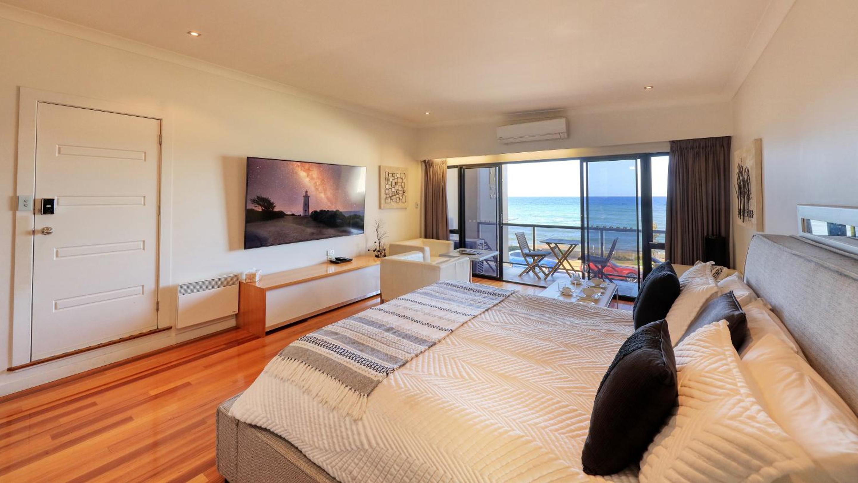 Deluxe King Suite photo 1