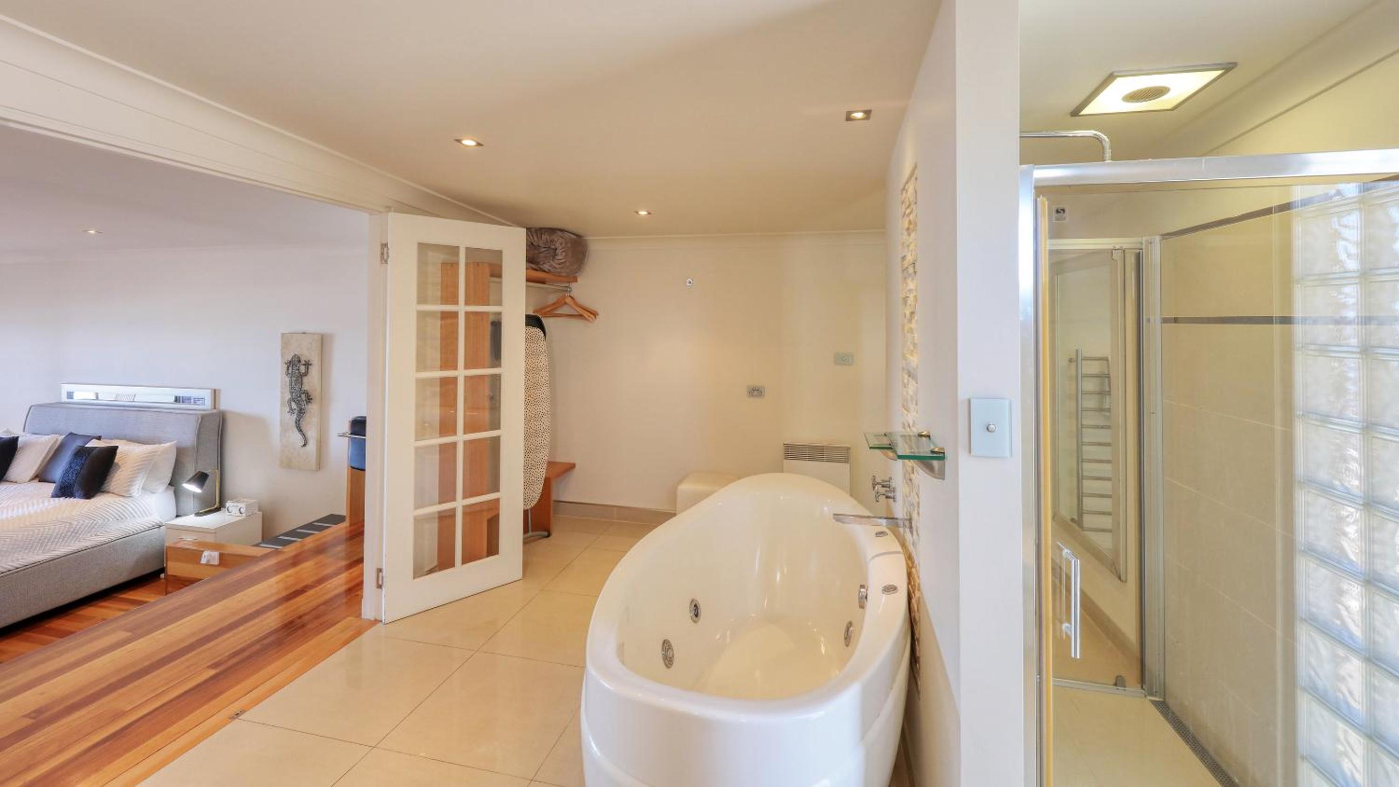 Deluxe King Suite photo 2