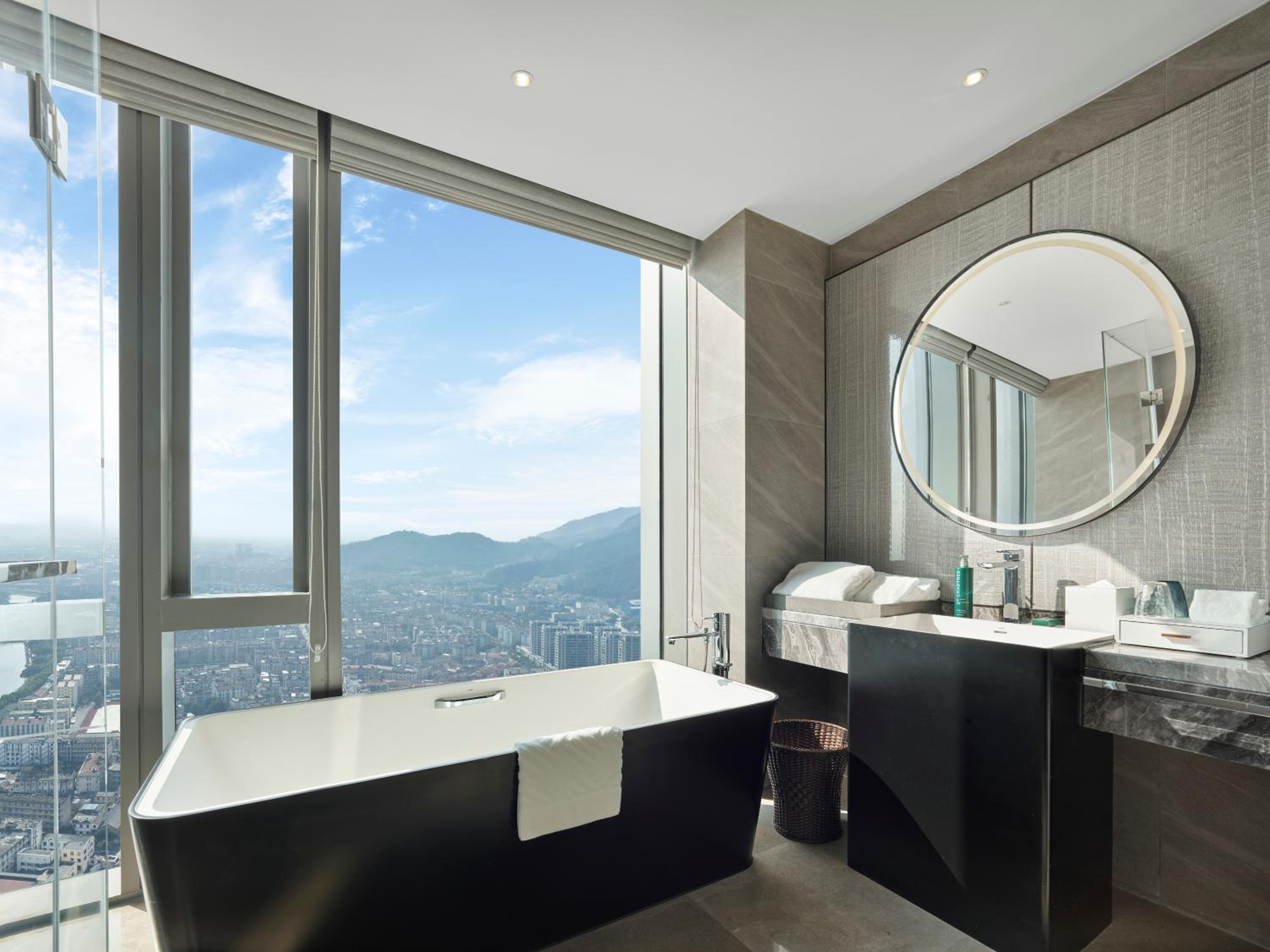 Premium King Room - Photo 4
