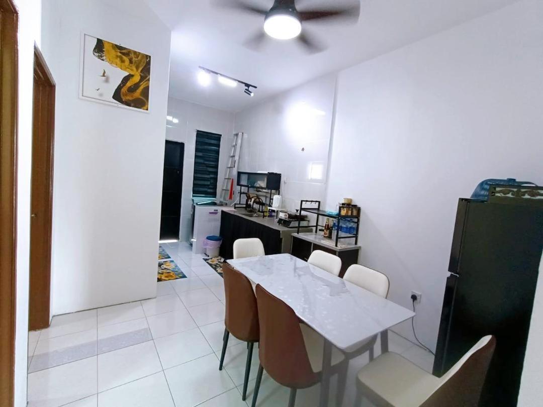 Three-Bedroom House photo 3