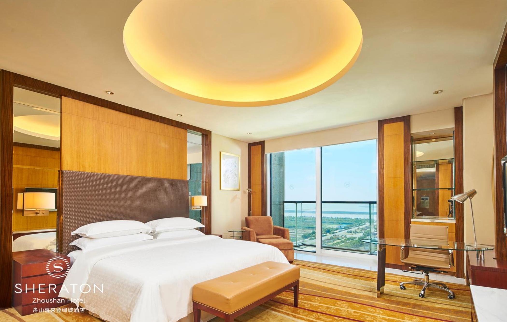 Deluxe Mountain View King Room