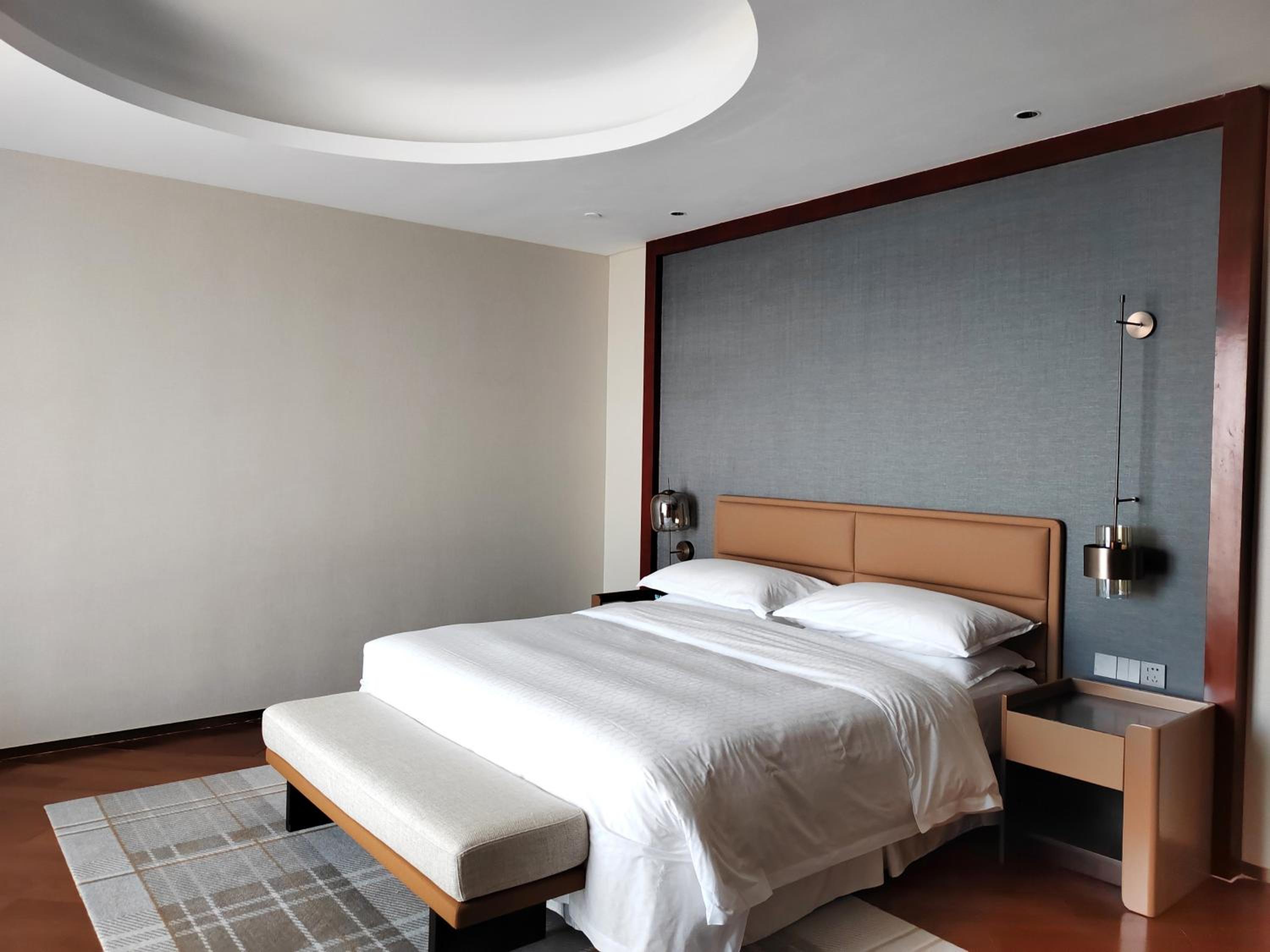 Deluxe Sea View King, Concierge level, Guest room, CBD view photo 2