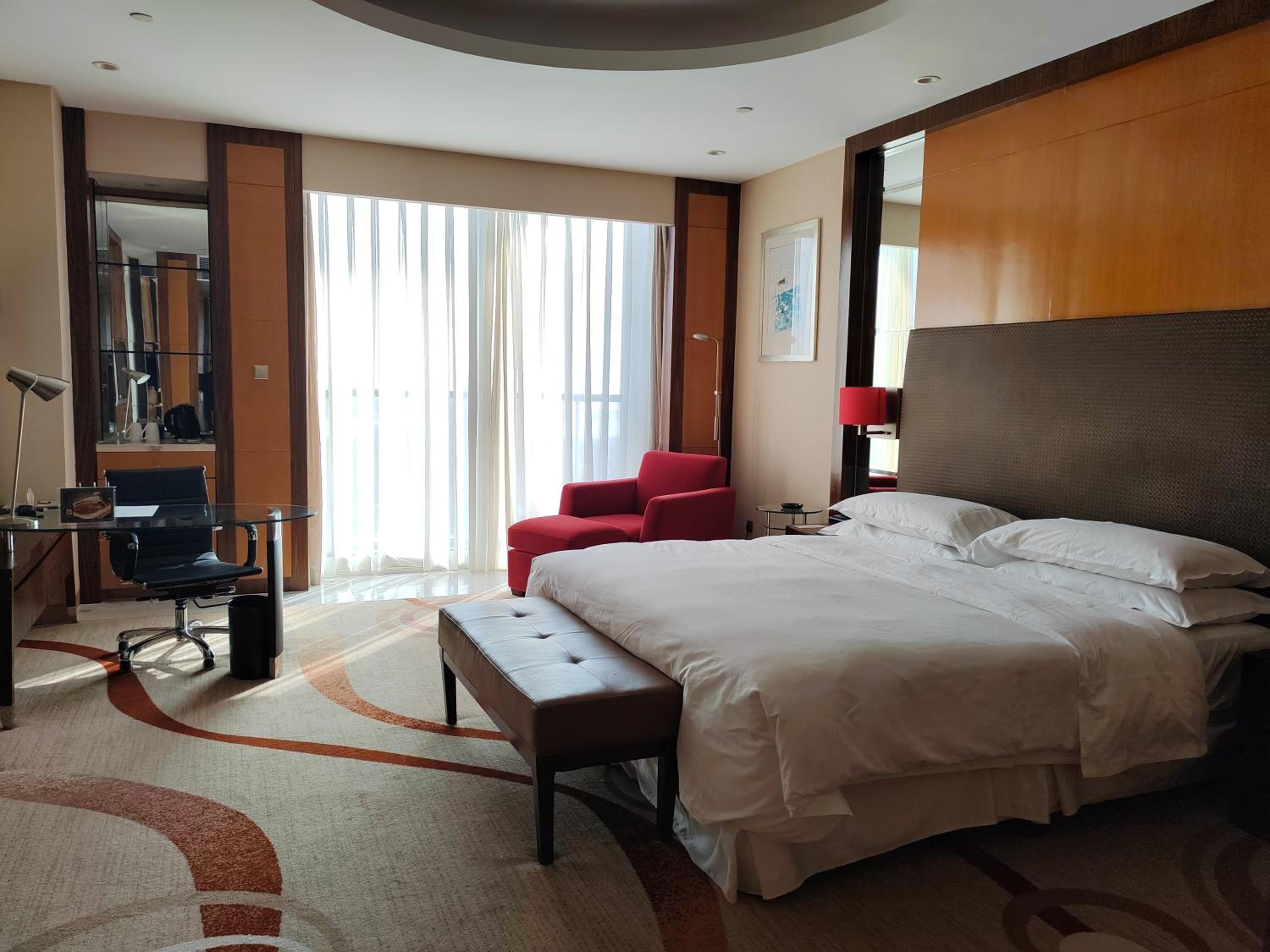 Deluxe Sea View King, Concierge level, Guest room, CBD view photo 3