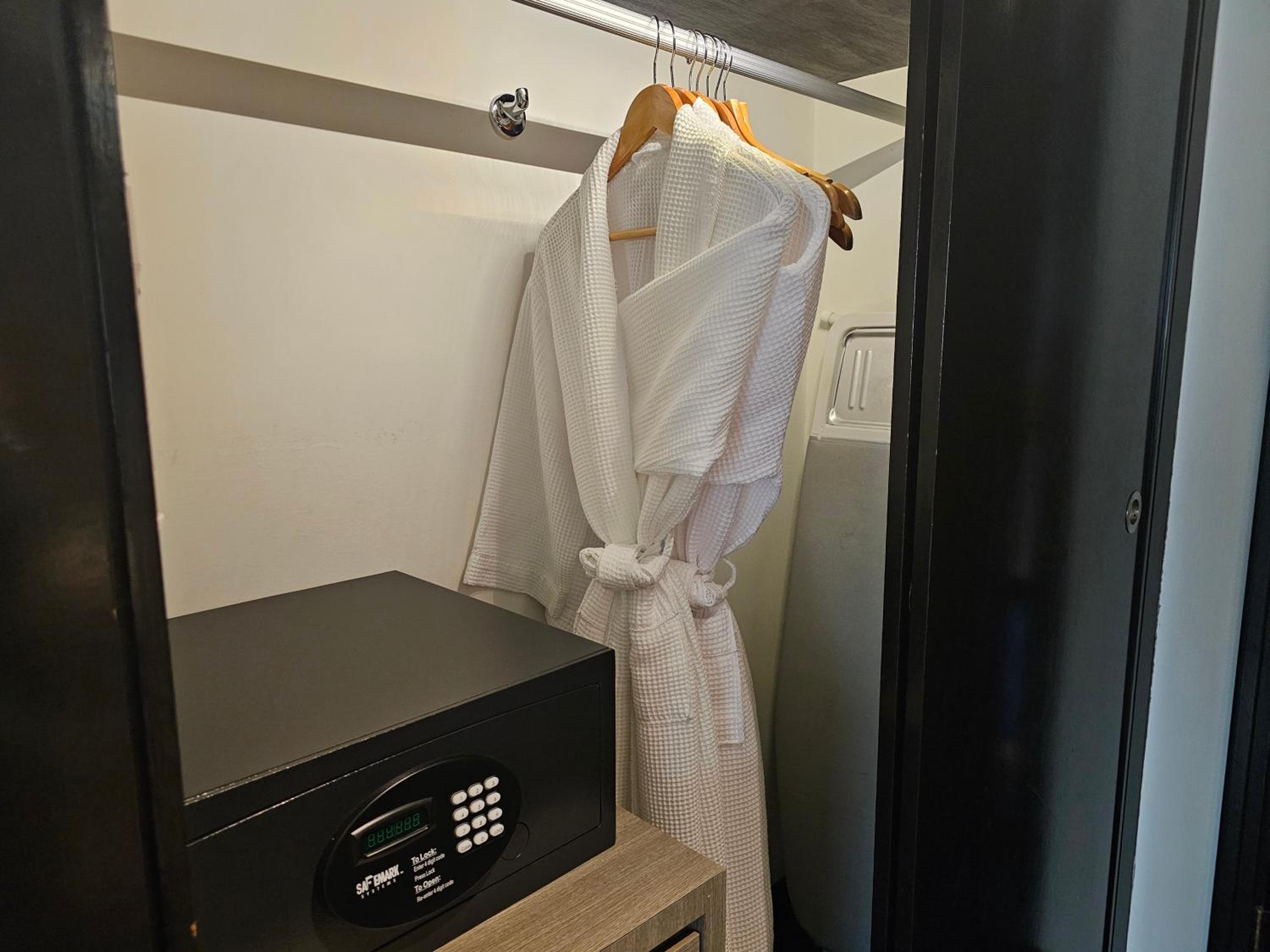 Deluxe Triple Room photo 3
