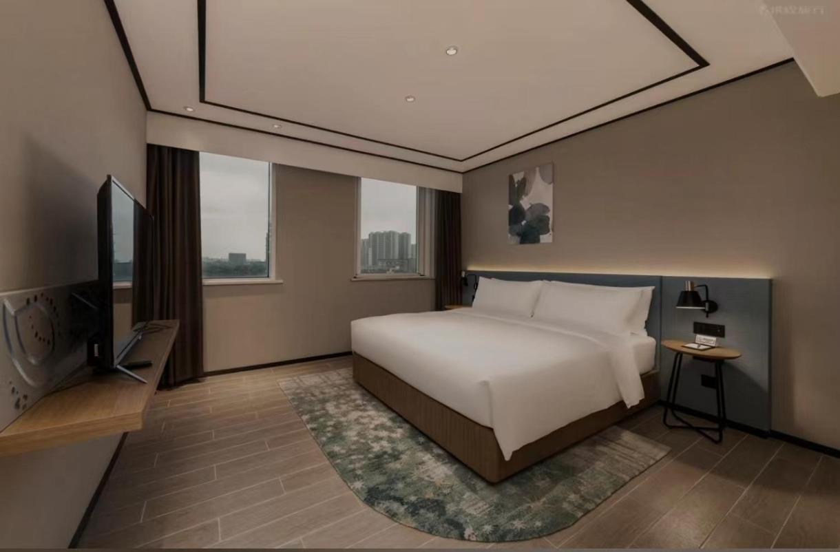 One-Bedroom King Suite photo 2