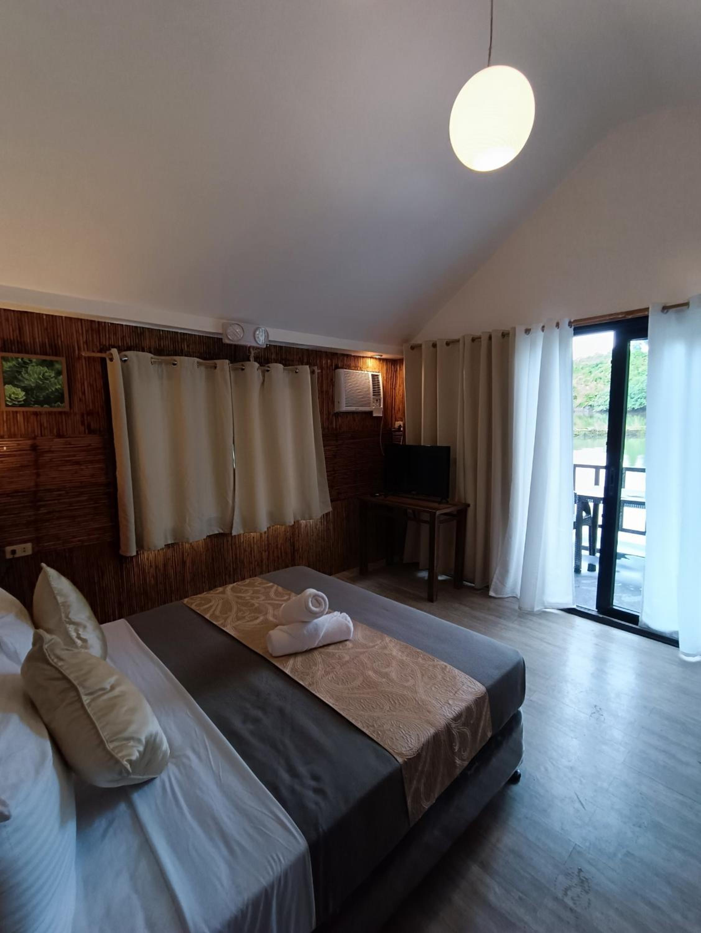 Double or Twin Room with Lake View photo 1