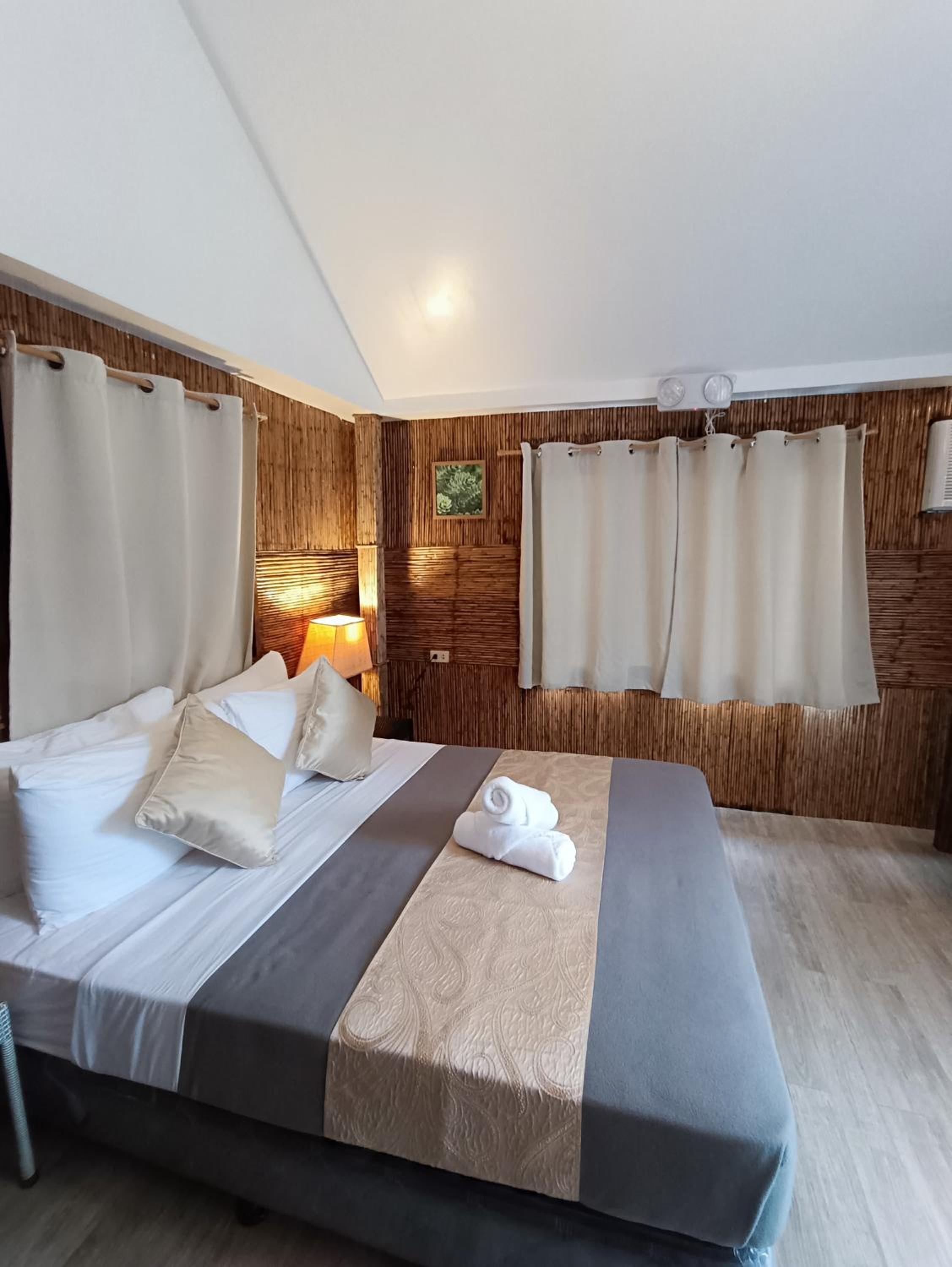 Double or Twin Room with Lake View photo 3