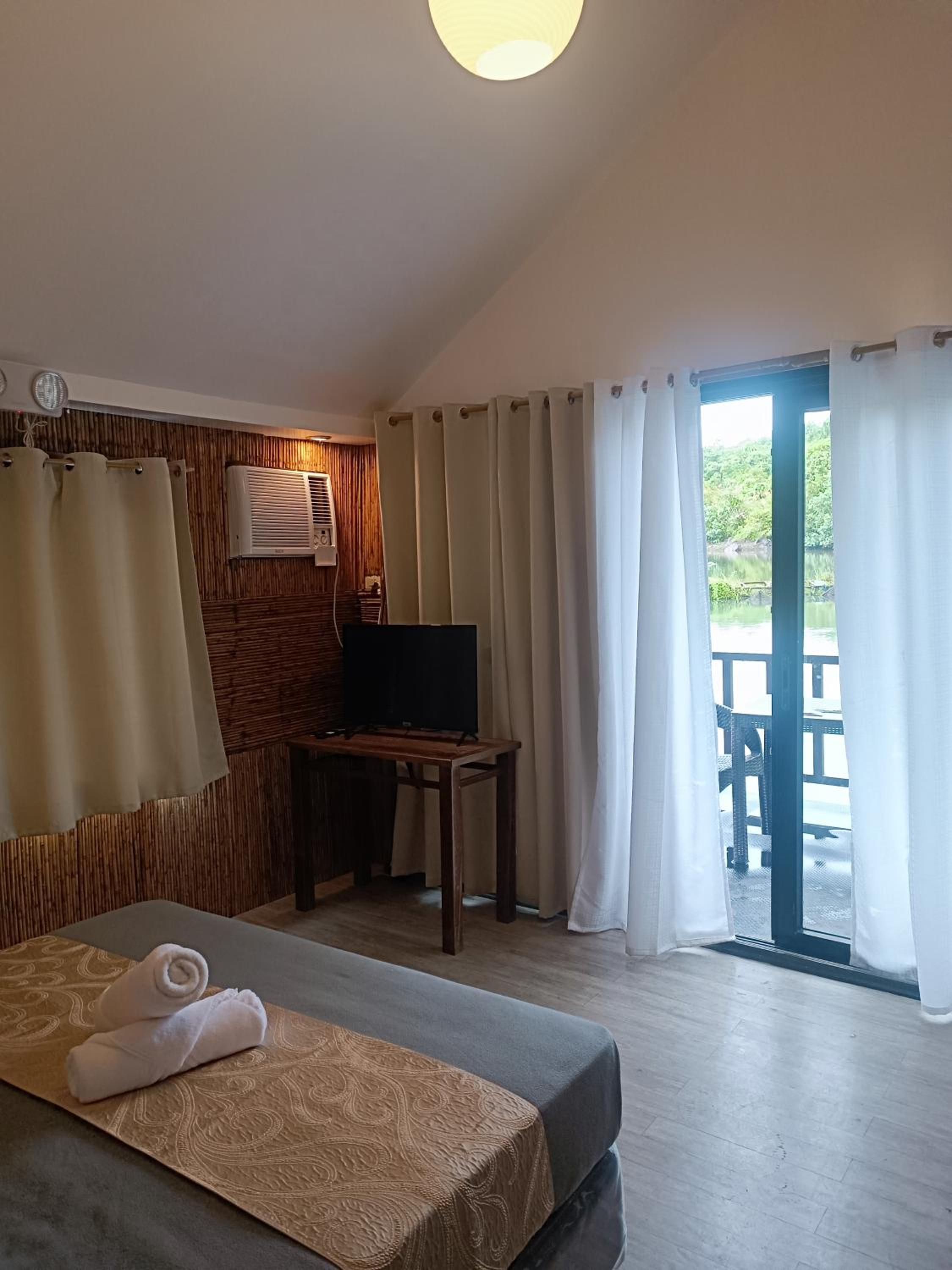 Double or Twin Room with Lake View photo 2