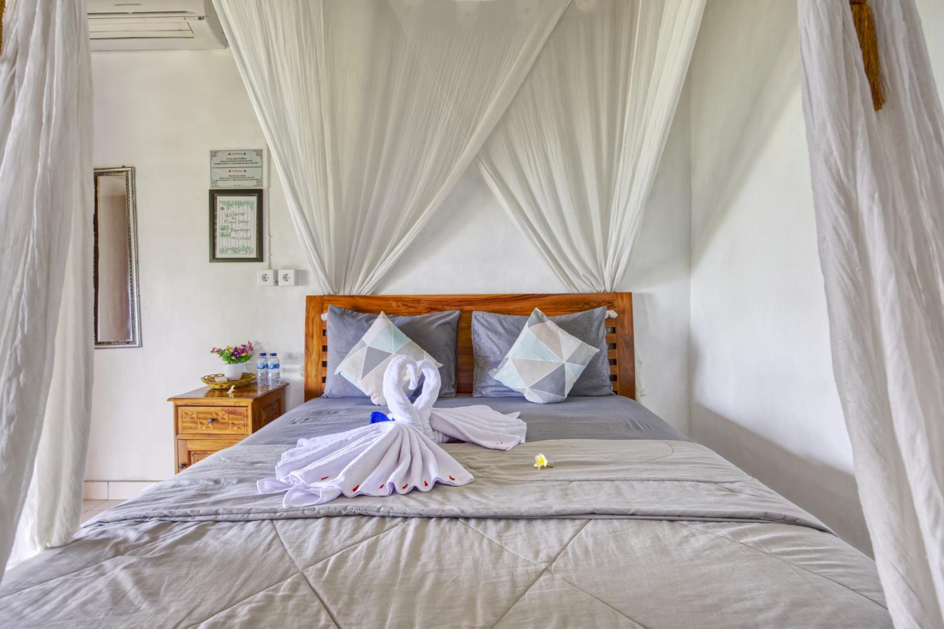 Double Room with Pool View - Photo 10