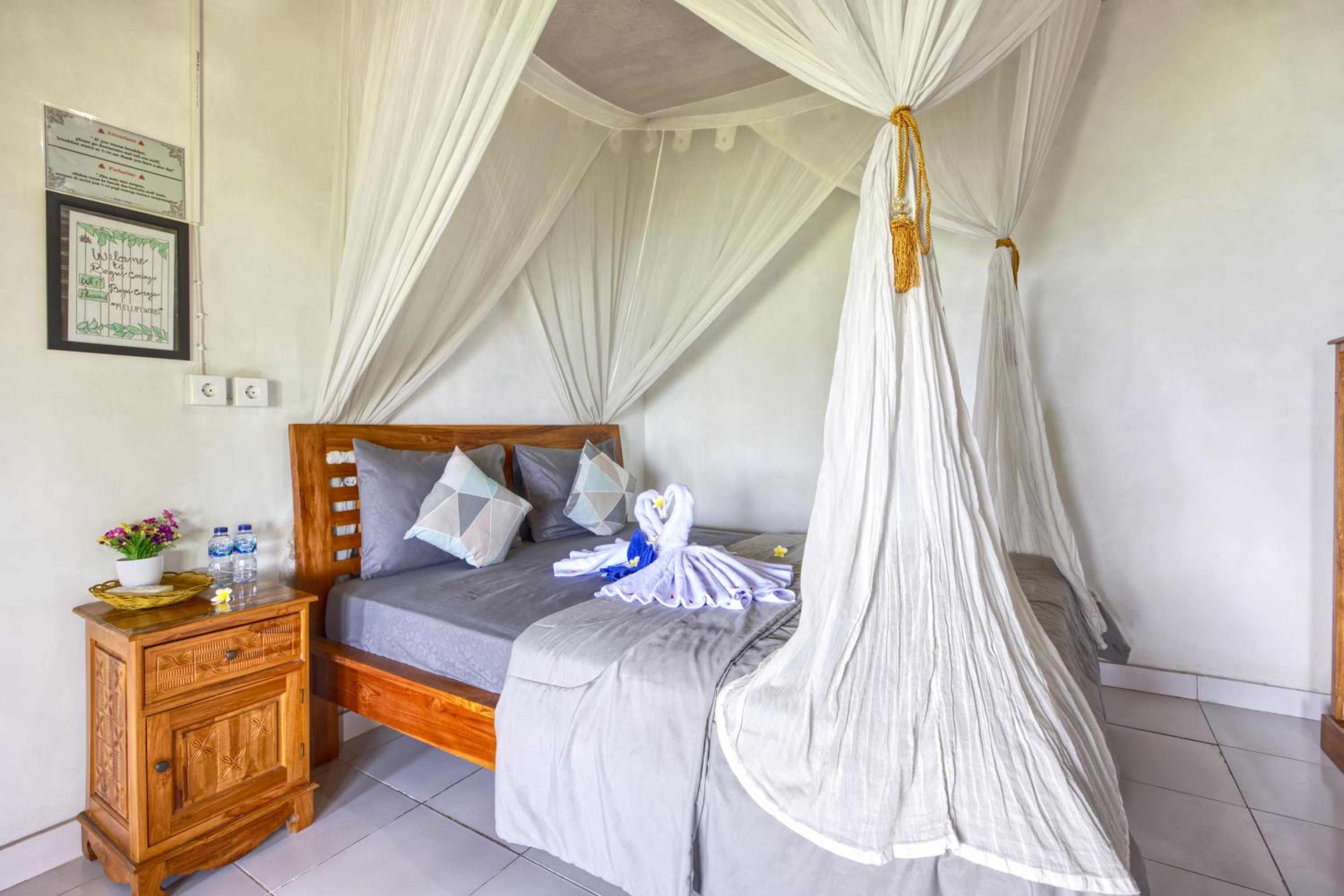 Double Room with Pool View - Photo 11