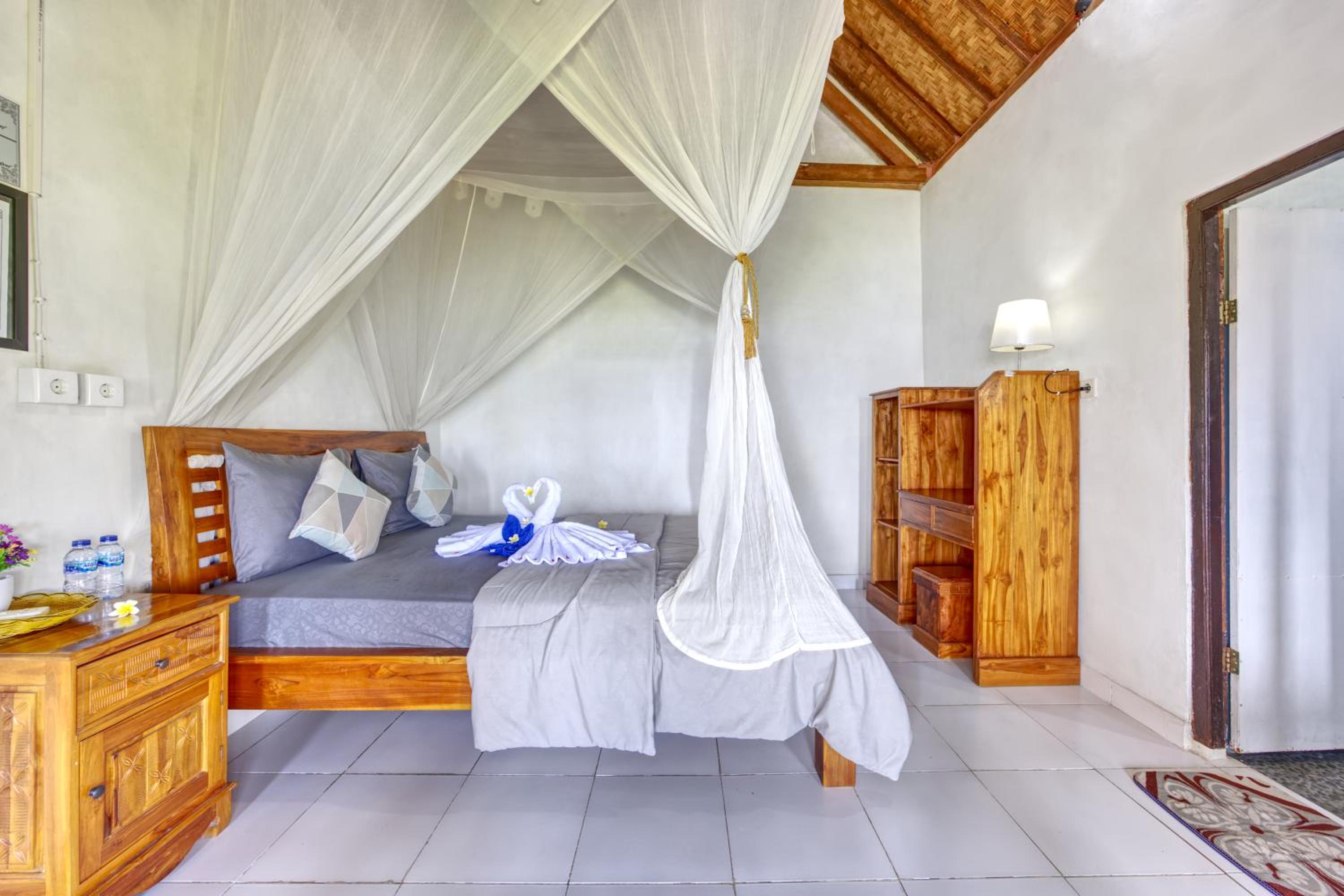 Double Room with Pool View - Photo 9