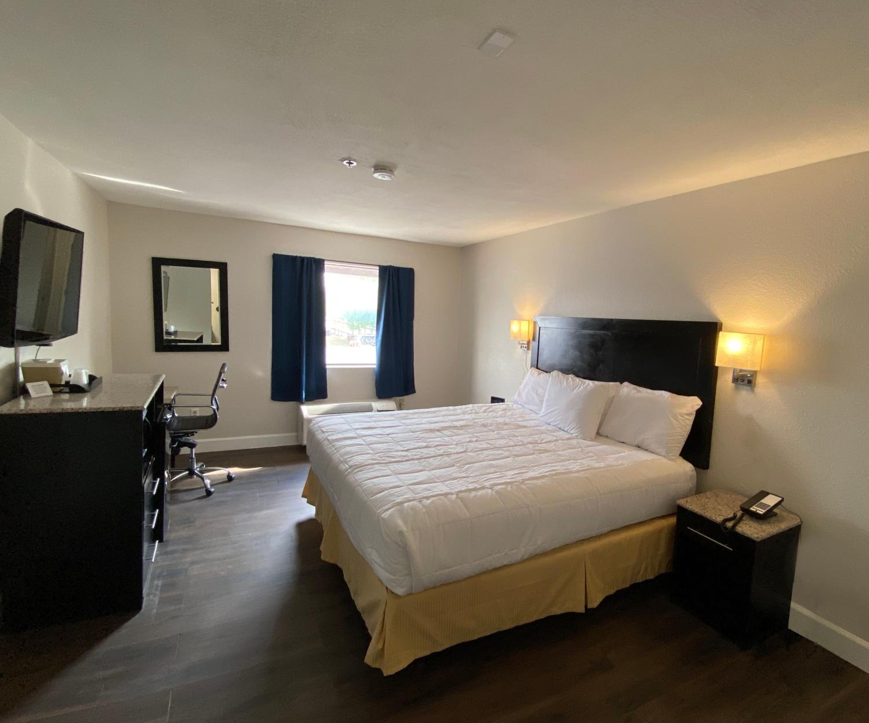 King Room - Non-Smoking - Photo 4