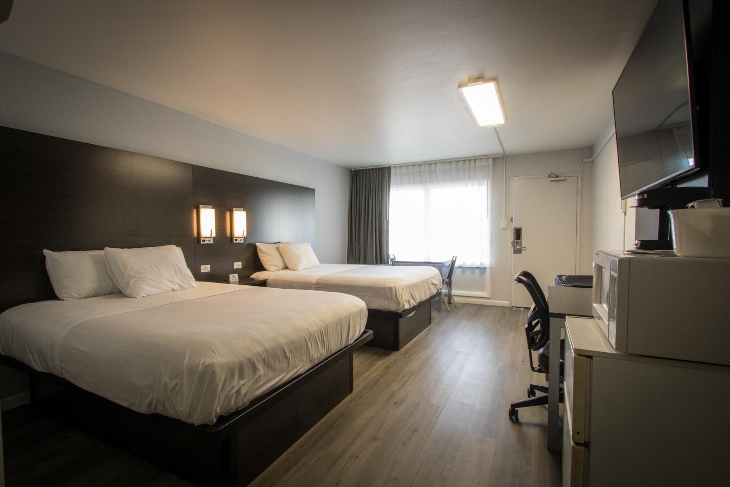 2 Queen Beds, Non-Smoking - Photo 8