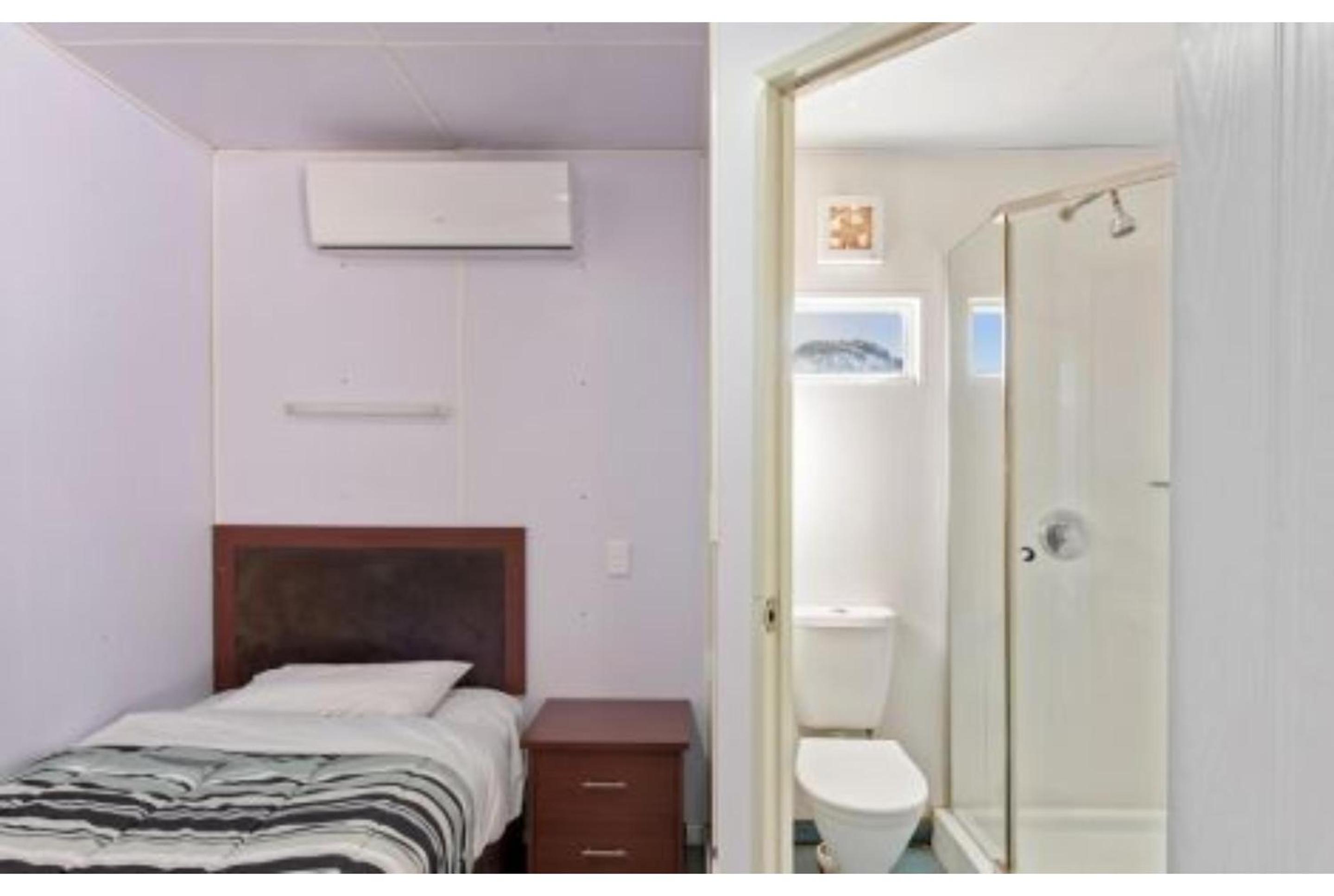 Economy Ensuite Room photo 3