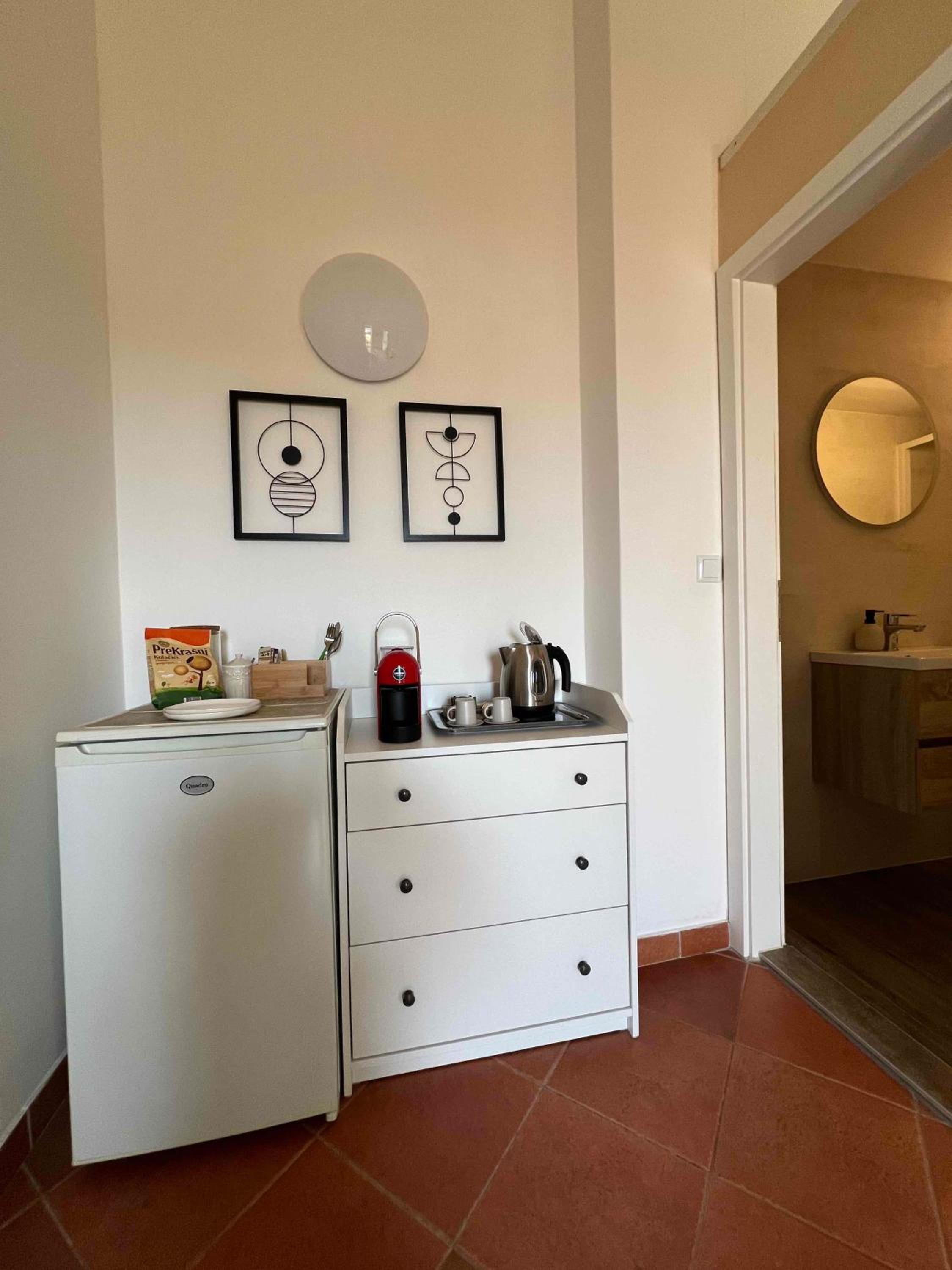 King Room with Balcony - Photo 15