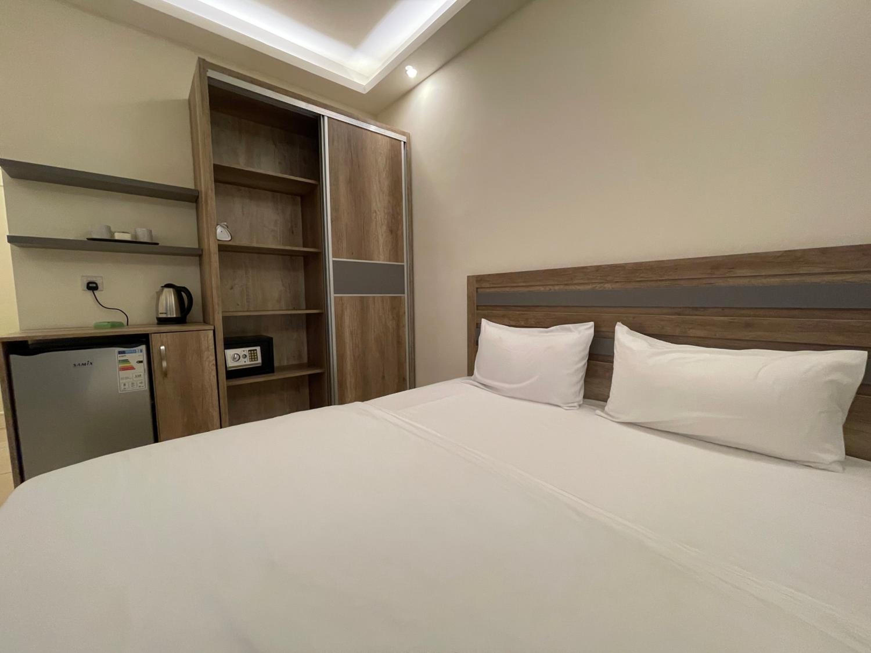 Double or Twin Room with Side Sea View - Photo 7