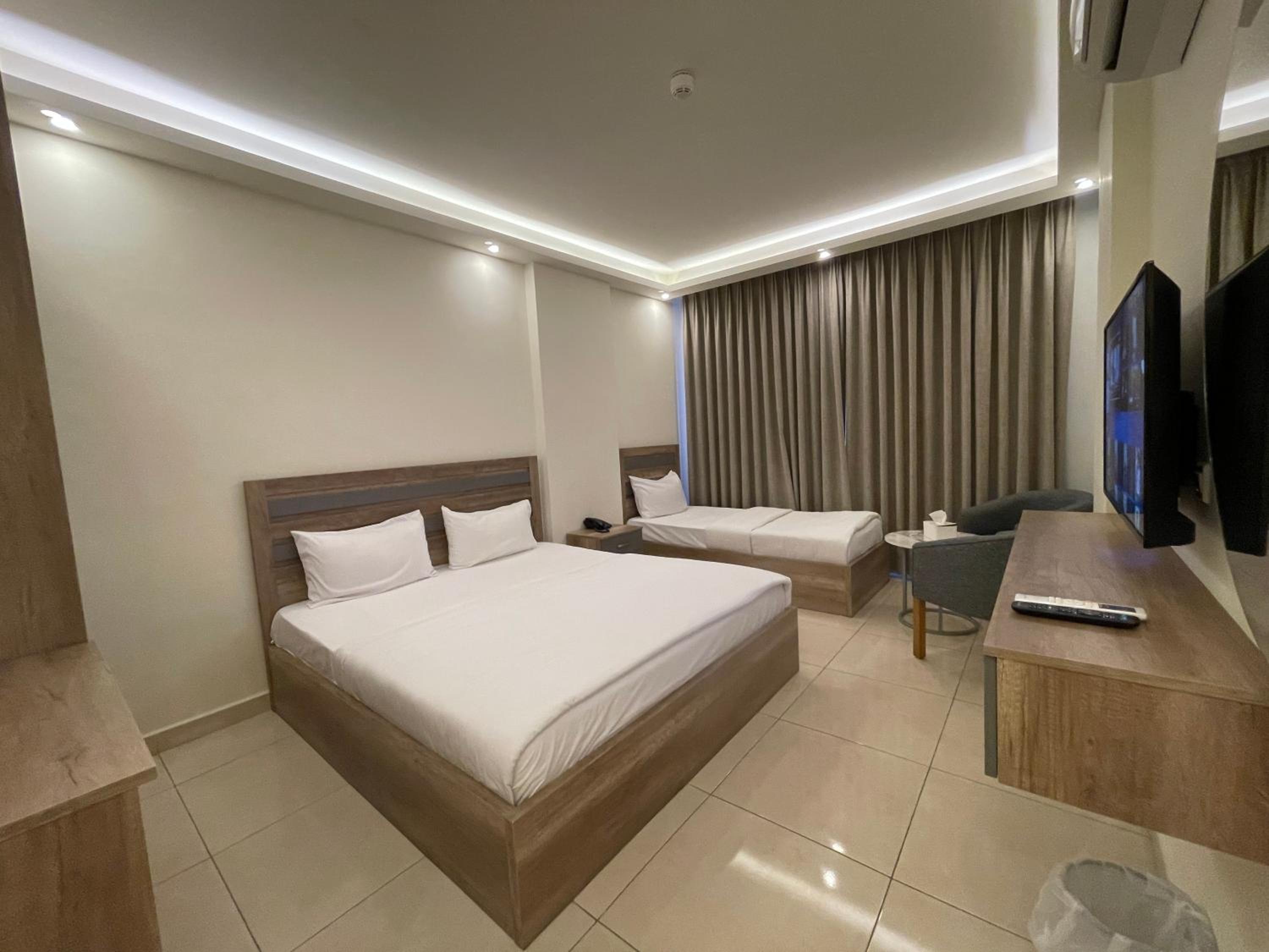 Double or Twin Room with Side Sea View - Photo 2